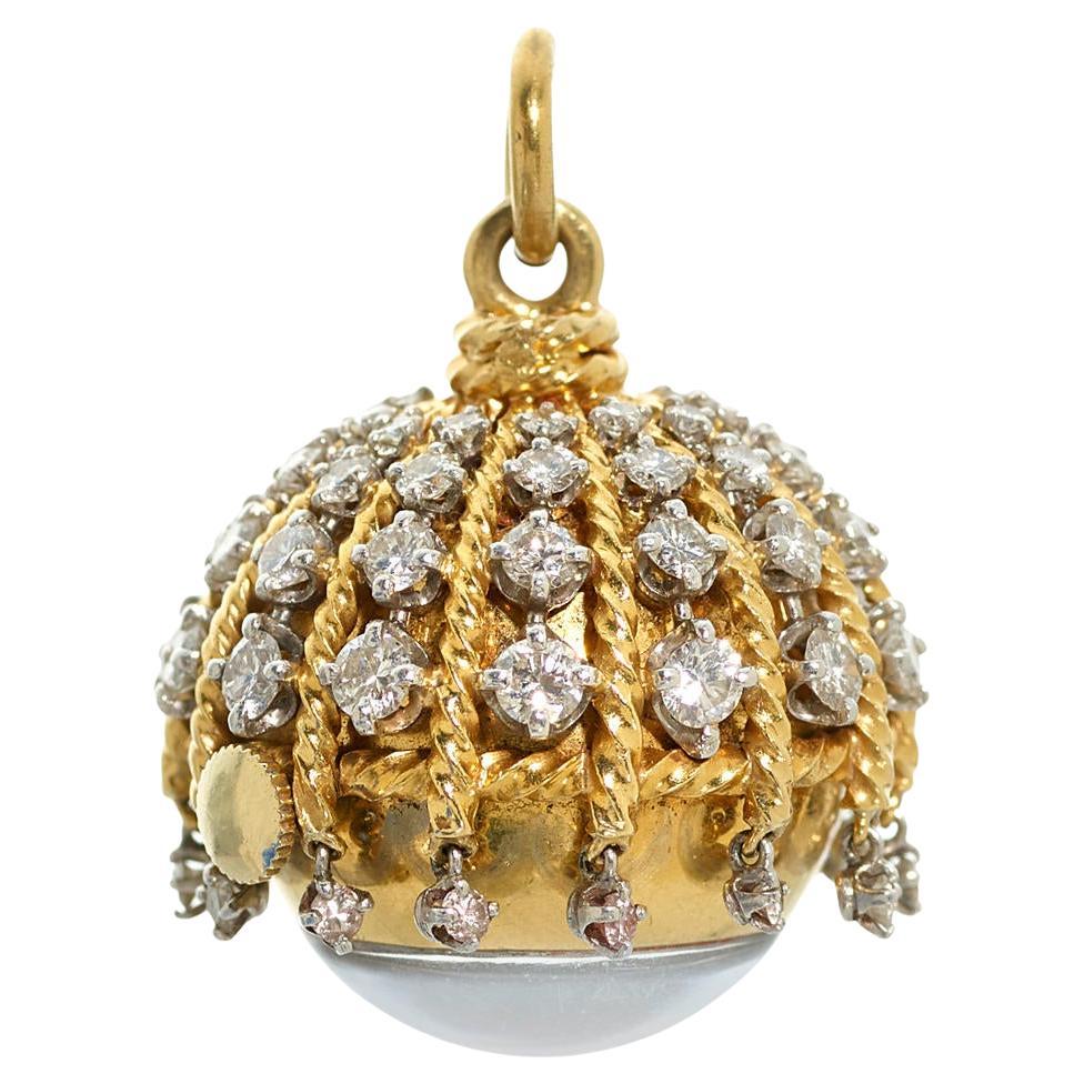 La montre boule en or poli est surmontée de bandes effilées de diamants ronds espacées par des fils d'or torsadés et sertis de diamants ronds flexibles.
Serti en or jaune 18k
Poids brut : 31,0 grammes
Dimensions : 1