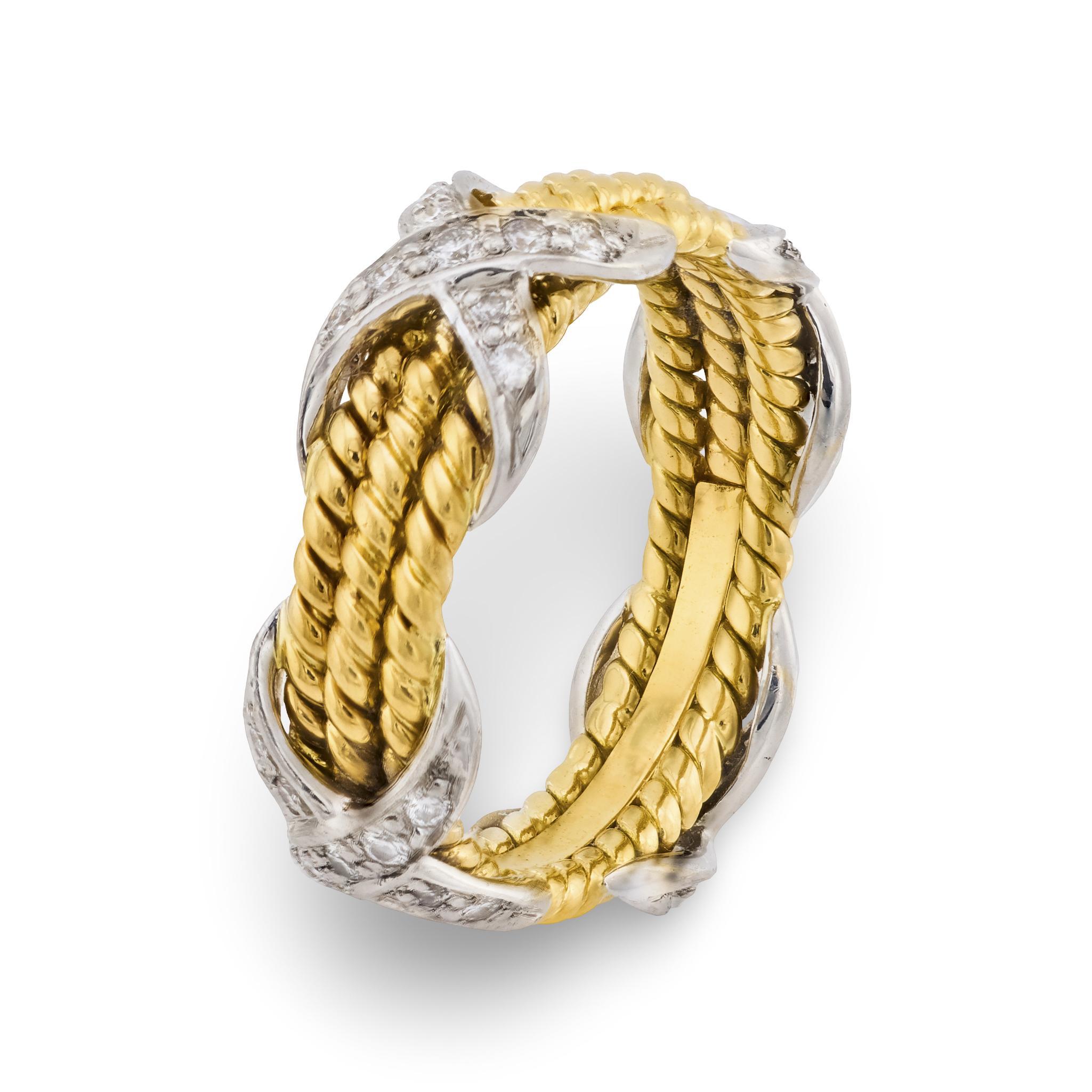 Un anello assolutamente splendido disegnato da Jean Schlumberger per Tiffany & Co.! Realizzato in oro giallo 18 carati e platino, questo anello è composto da tre fasce intrecciate. Il design a corda intrecciata aggiunge una fantastica profondità e