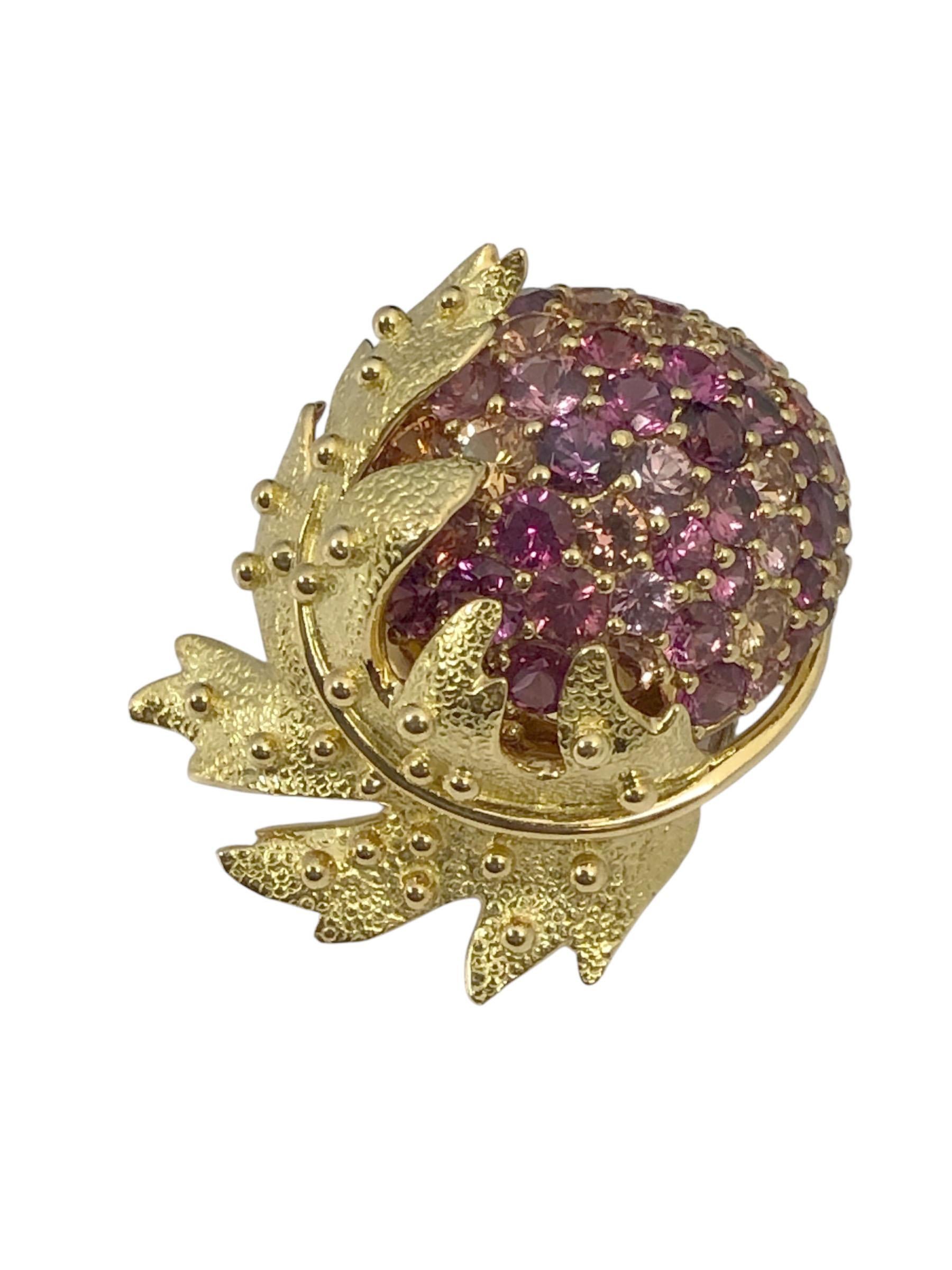 Circa 1990 Jean Schlumberger France pour Tiffany & Company Broche en or jaune 18k, mesurant 1 3/8 X 1 1/8 pouces, fabriquée et finie à la main avec un design de feuille et sertie de rubis et de saphirs jaunes. Il est muni d'une double fermeture à