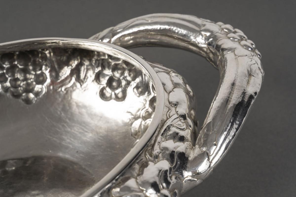 An oval solid silver PLANTER called “Aux raisins” resting on a pedestal with a slight ogee decorated with vine branches repeated on the handles.

Under the base, Etruscan vase hallmark of “A. HEBRARD/PARIS”,

Dimensions: length 49 cm – width 25