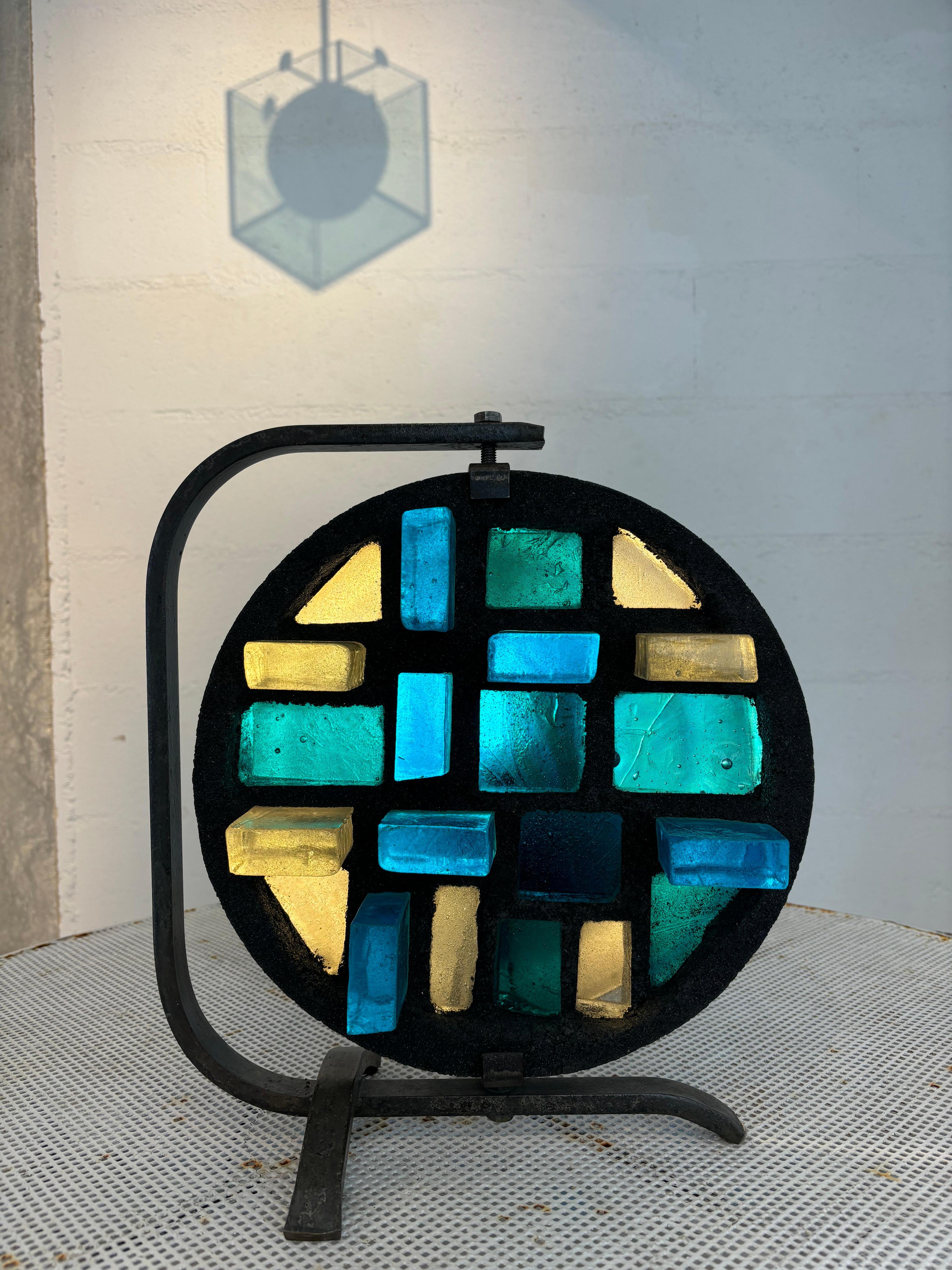 Jolie lampe de Jean Simon Labret en béton, mental et verre bleuté ! 
Très belle présence. 