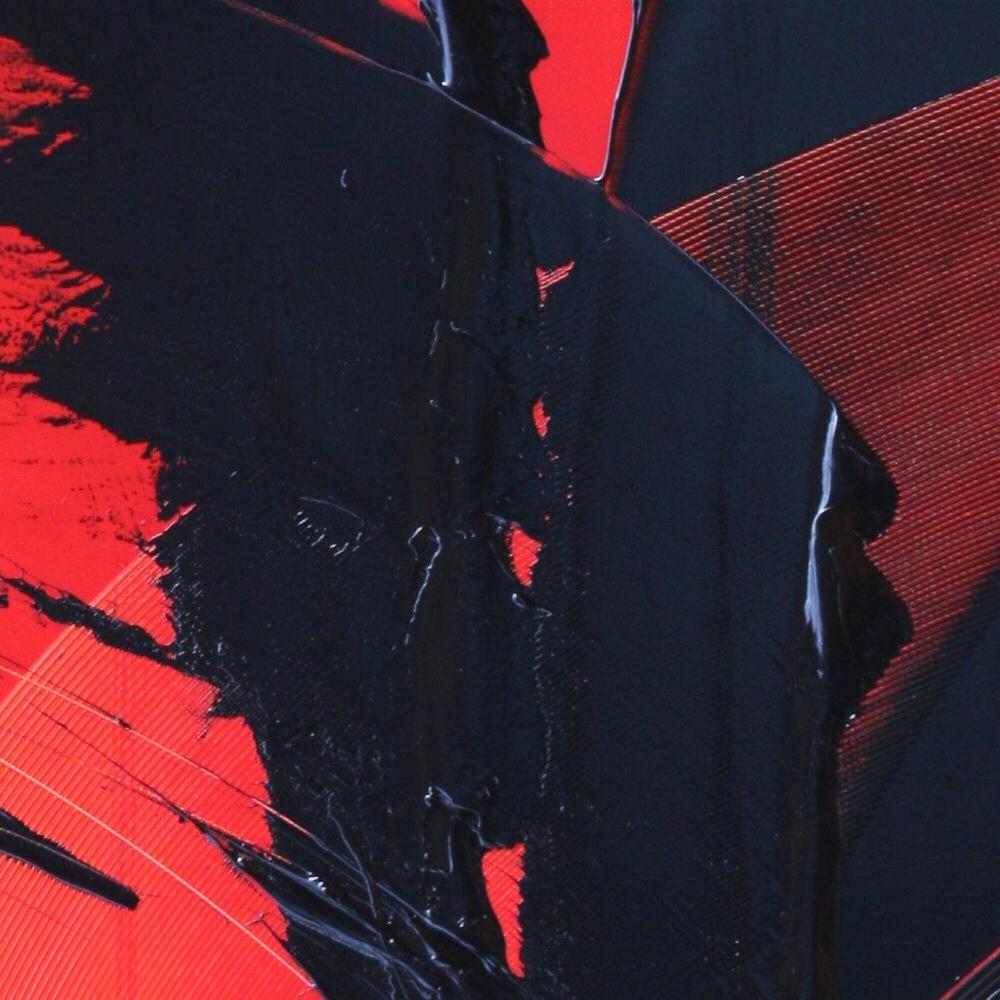 Arte abstracto moderno y audaz: Llamativo lienzo rojo con trazos gestuales negros en venta 7