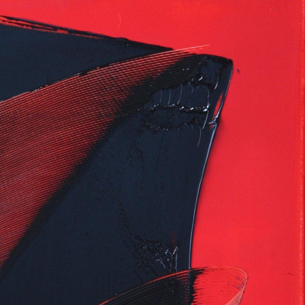 Arte abstracto moderno y audaz: Llamativo lienzo rojo con trazos gestuales negros en venta 1