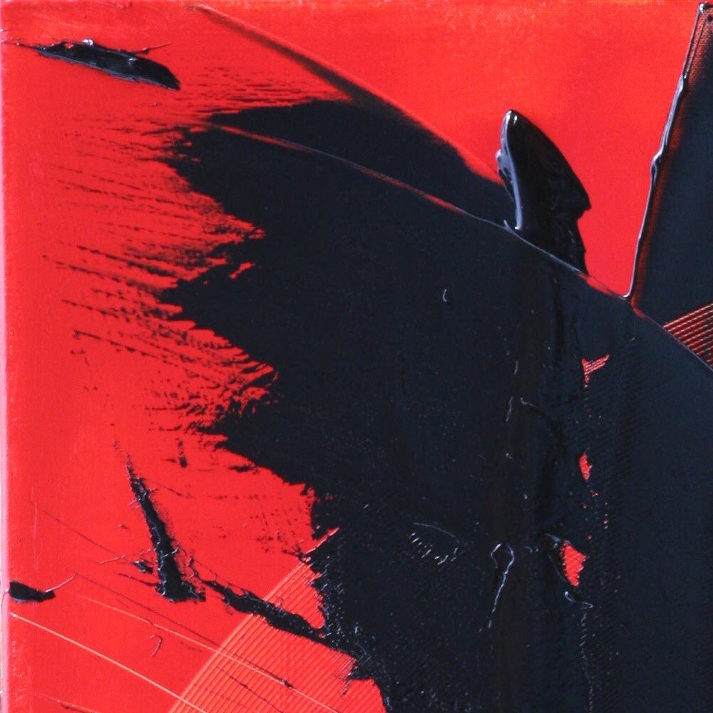 Arte abstracto moderno y audaz: Llamativo lienzo rojo con trazos gestuales negros en venta 2