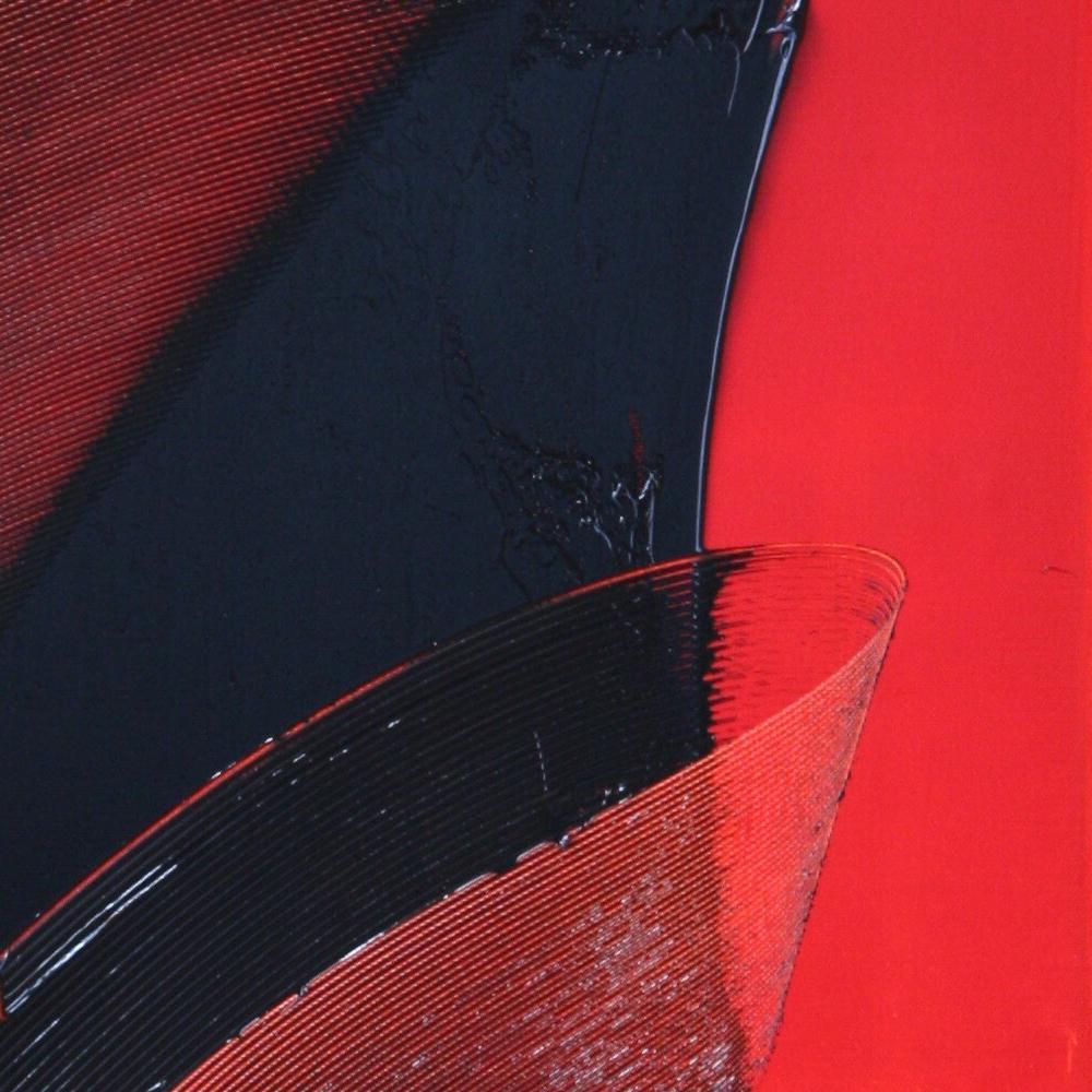 Arte abstracto moderno y audaz: Llamativo lienzo rojo con trazos gestuales negros en venta 3