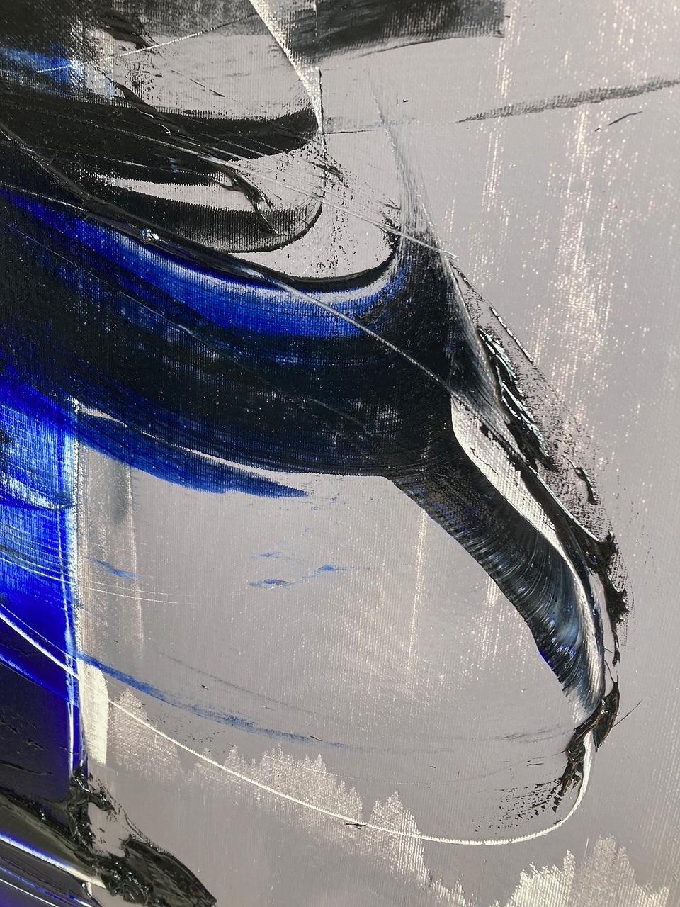 Pinceladas atrevidas contemporáneas: Azul y negro sobre gris Pintura al óleo abstracta en venta 5