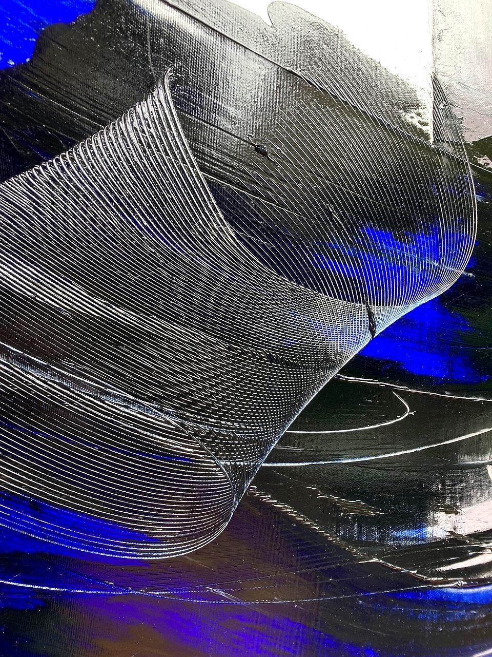 Pinceladas atrevidas contemporáneas: Azul y negro sobre gris Pintura al óleo abstracta en venta 7