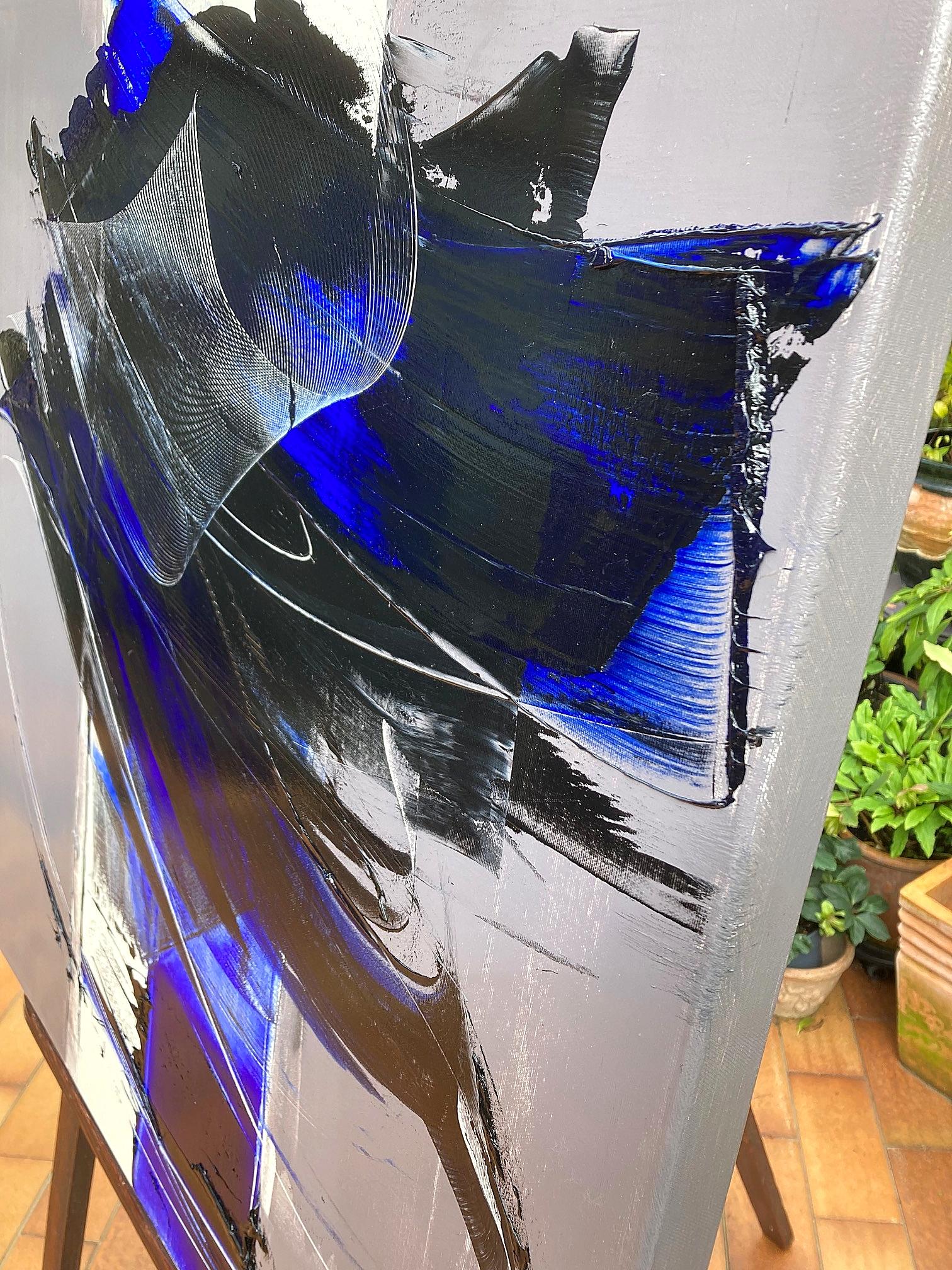 Pinceladas atrevidas contemporáneas: Azul y negro sobre gris Pintura al óleo abstracta en venta 1