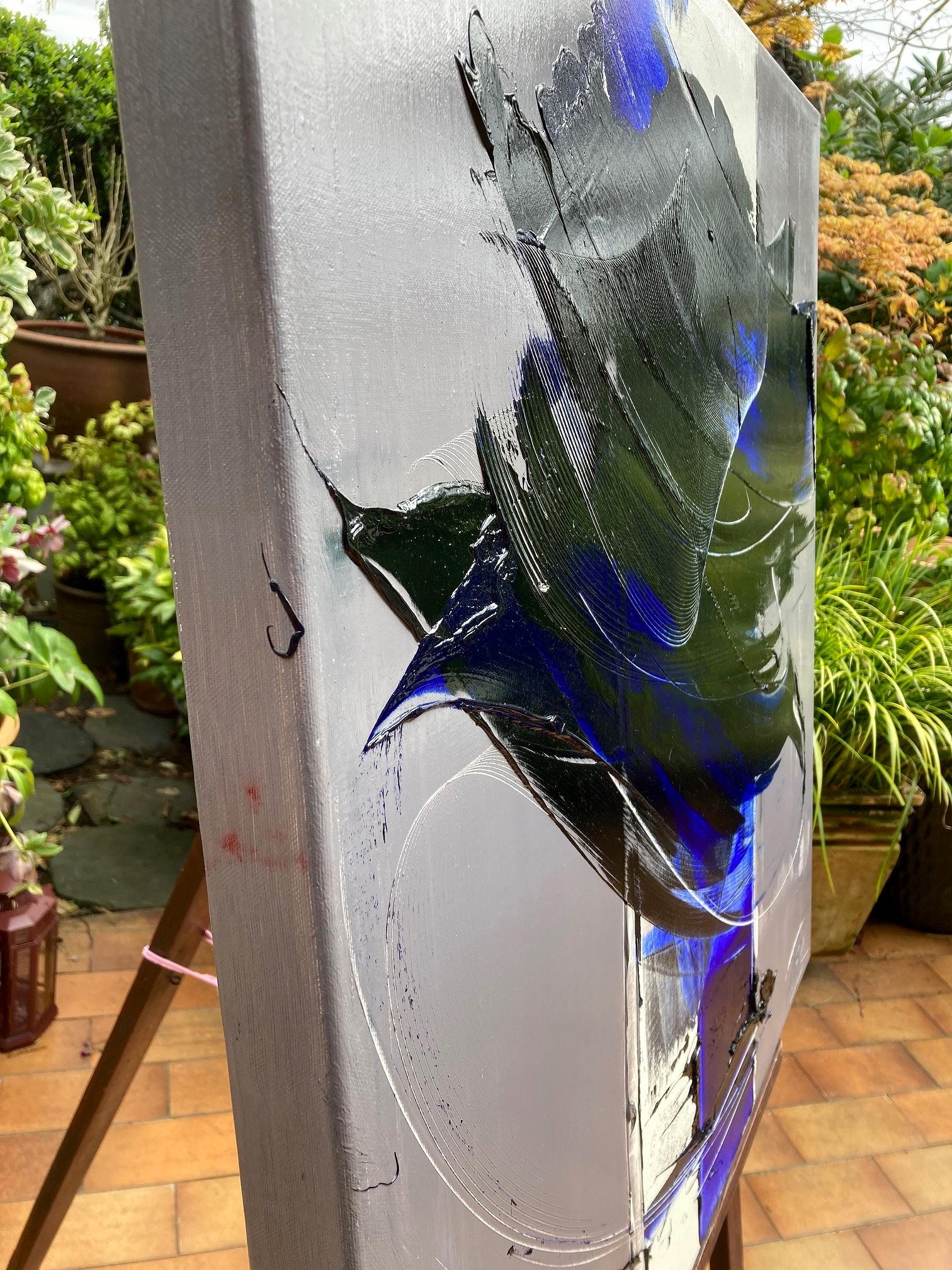 Pinceladas atrevidas contemporáneas: Azul y negro sobre gris Pintura al óleo abstracta en venta 2