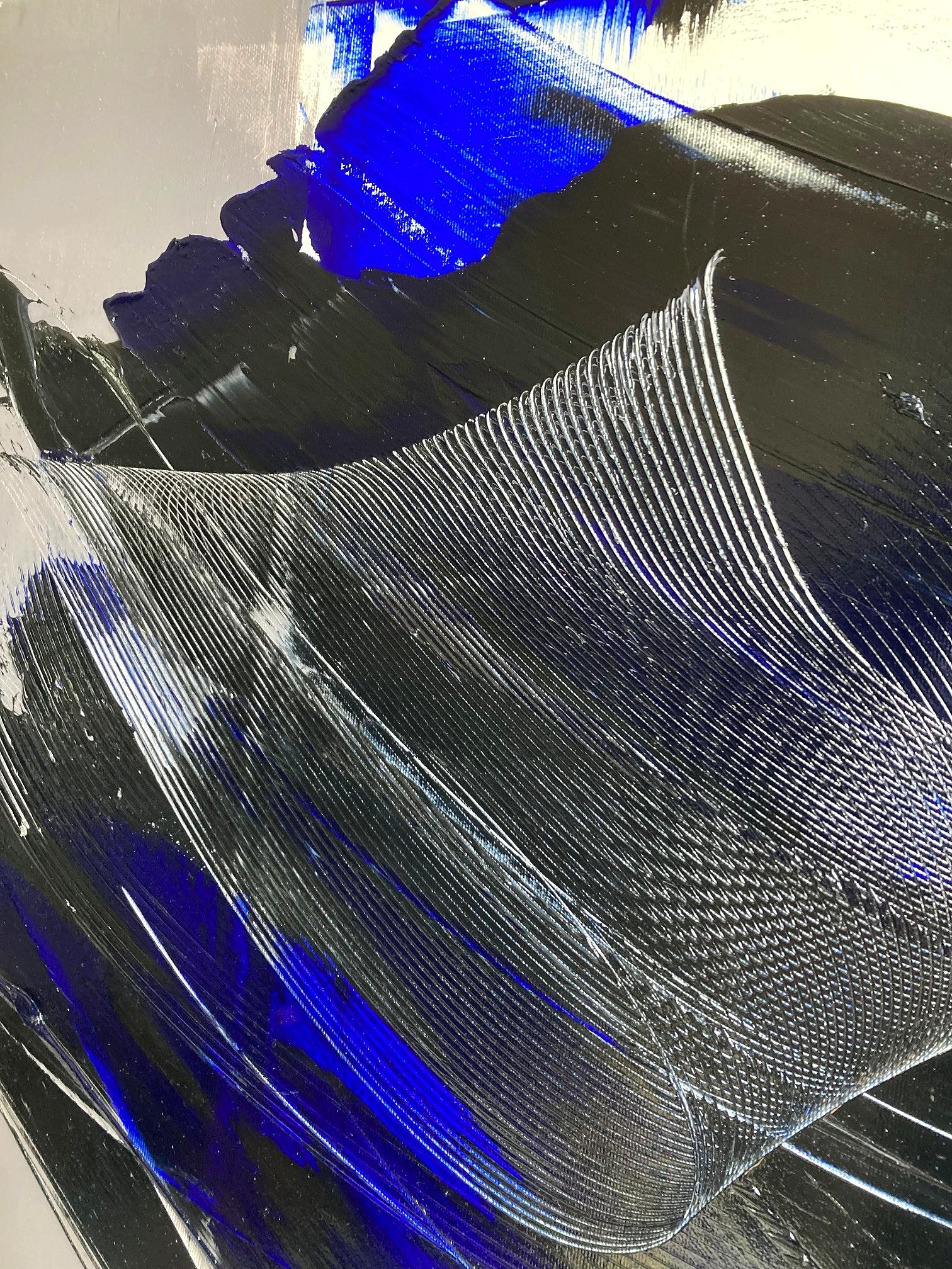 Pinceladas atrevidas contemporáneas: Azul y negro sobre gris Pintura al óleo abstracta en venta 3