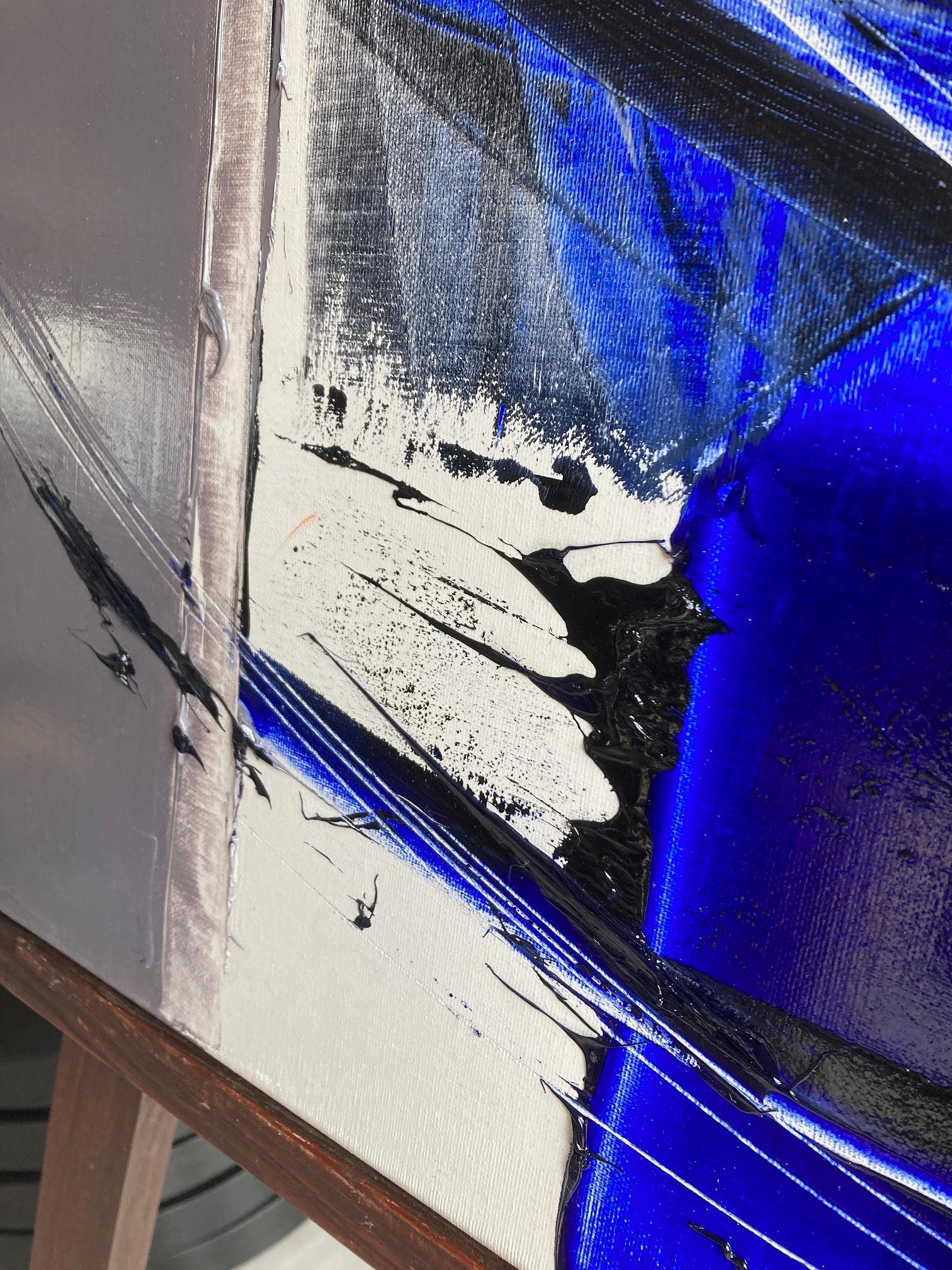 Pinceladas atrevidas contemporáneas: Azul y negro sobre gris Pintura al óleo abstracta en venta 4