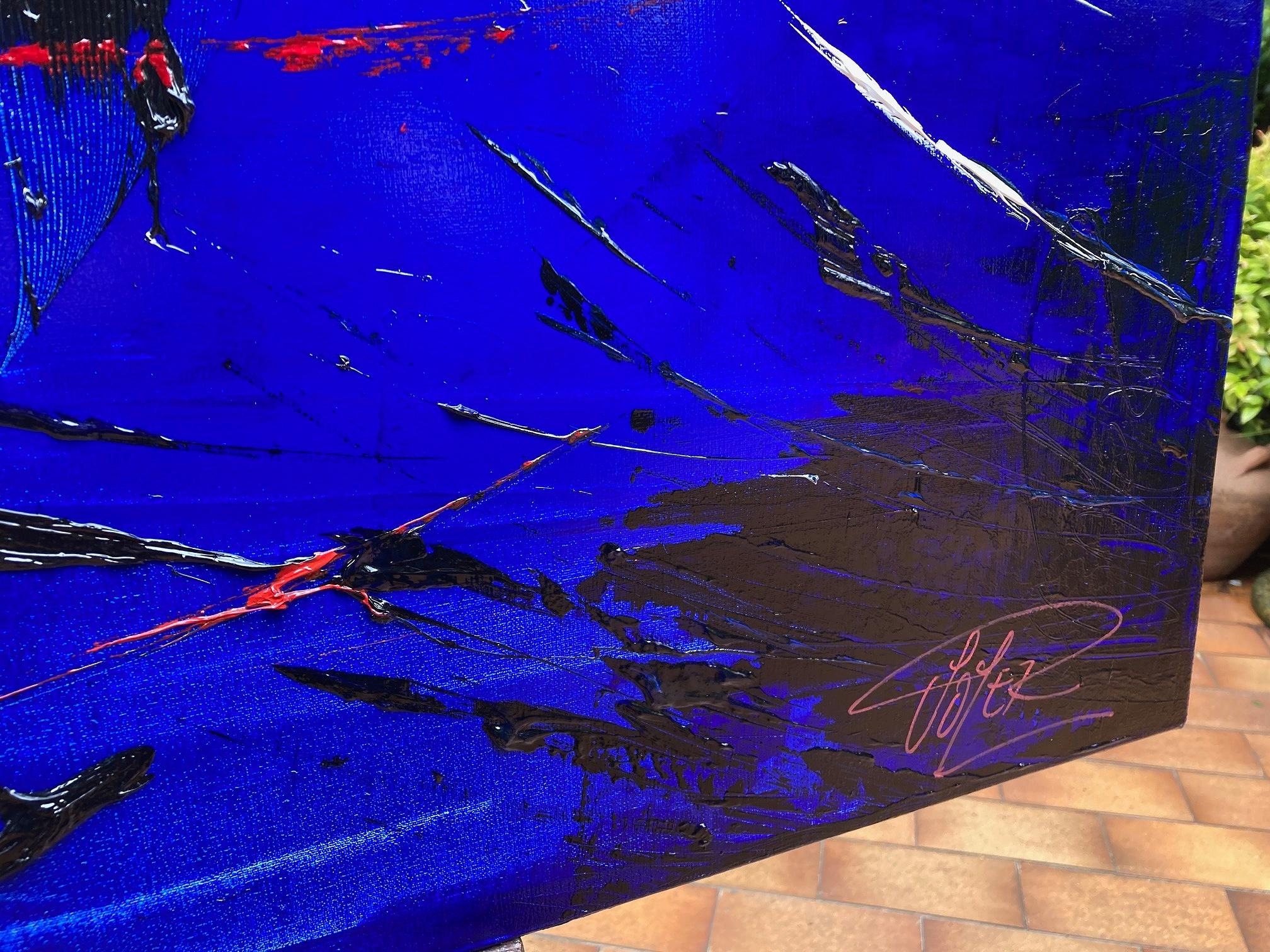 Un grande e potente dipinto astratto a olio su tela di Jean Soyer (38,2 x 57,5 pollici). L'opera d'arte è caratterizzata da movimenti ampi e drammatici in un profondo blu oltremare che contrasta con audaci tratti neri e riflessi rossi. Realizzato