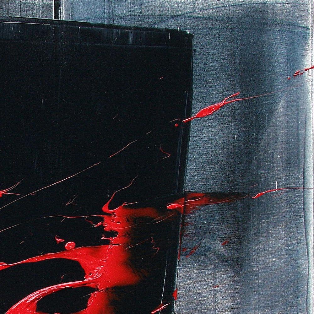 Una poderosa pintura abstracta de Jean Soyer (39,4 x 39,4 pulgadas), realizada en óleo sobre lienzo. La composición presenta dramáticas marcas gestuales rojas sobre un fondo oscuro, creadas con grandes pinceles y peines para lograr relieves