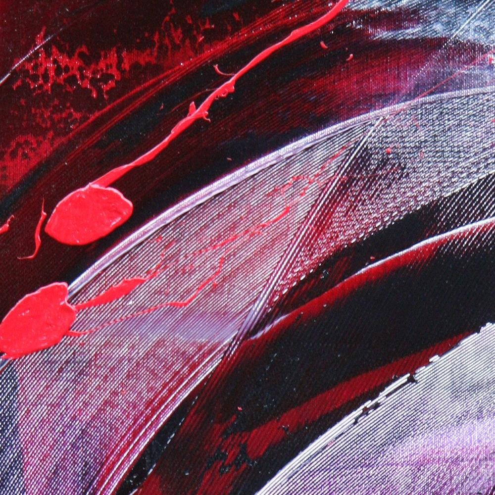 Abstraktes Ölgemälde mit roten Flecken auf dunklem Hintergrund in gesprenkelter Lila im Angebot 1
