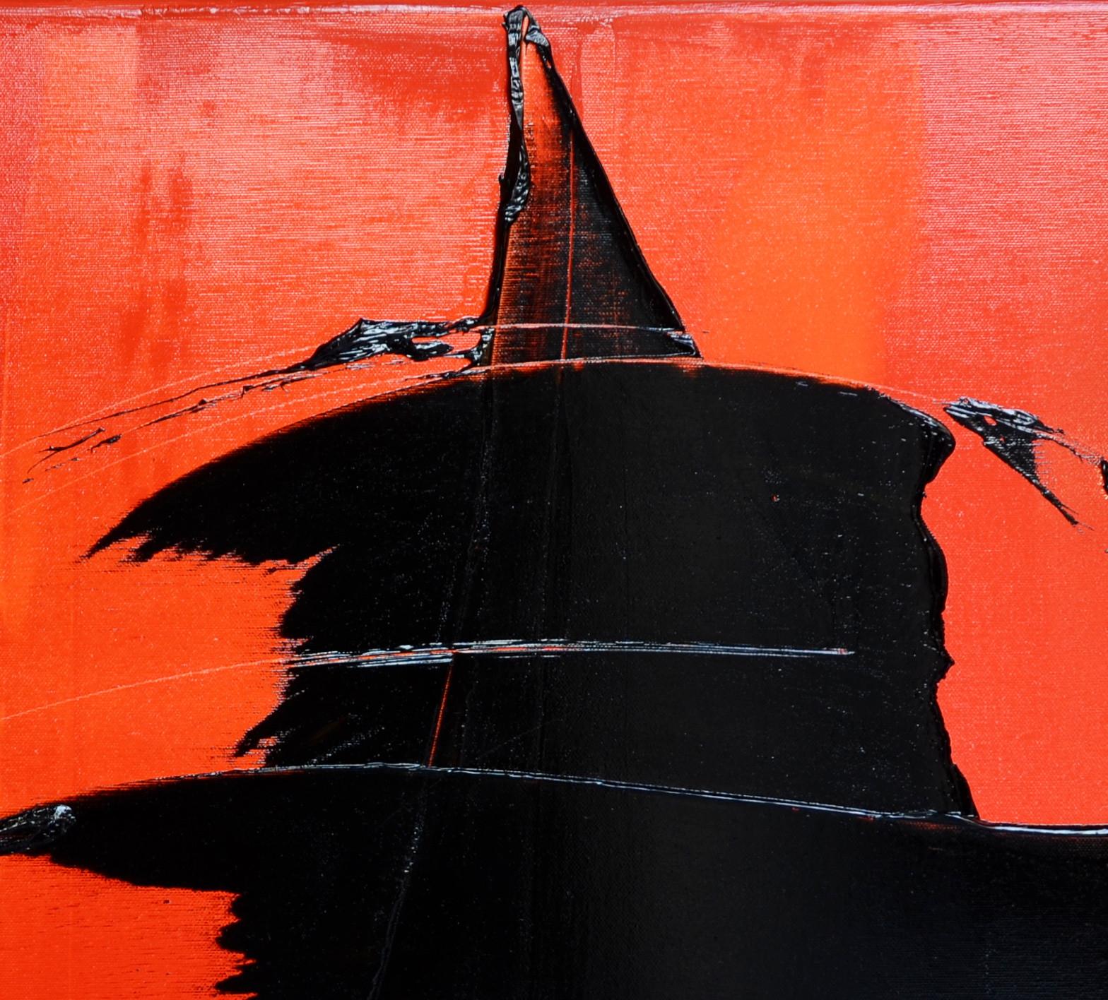 Una poderosa pintura abstracta al óleo sobre lienzo (31,5 x 31,5 pulgadas) del artista contemporáneo Jean Soyer. La obra presenta audaces pinceladas negras sobre un fondo rojo vibrante, que sugieren una silueta marítima, o una pagoda. Creado con la