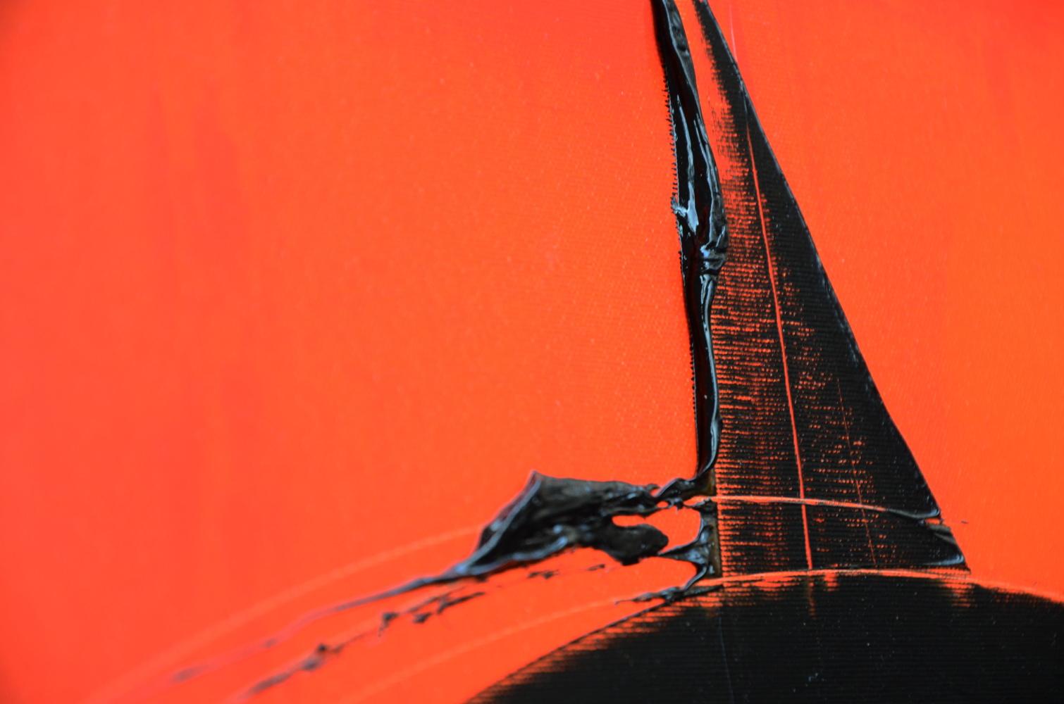 Misteriosa Figura de Sombra en Rojo - Pintura al Óleo Contemporánea de Arte Oscuro en venta 1