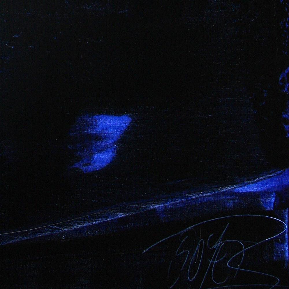 Un potente dipinto astratto espressionista a olio su tela (51,2 x 38,2 pollici) di Jean Soyer. L'opera d'arte presenta tratti drammatici in blu e nero profondo, creando una dinamica forma montuosa che emerge dall'oscurità. La tecnica tipica