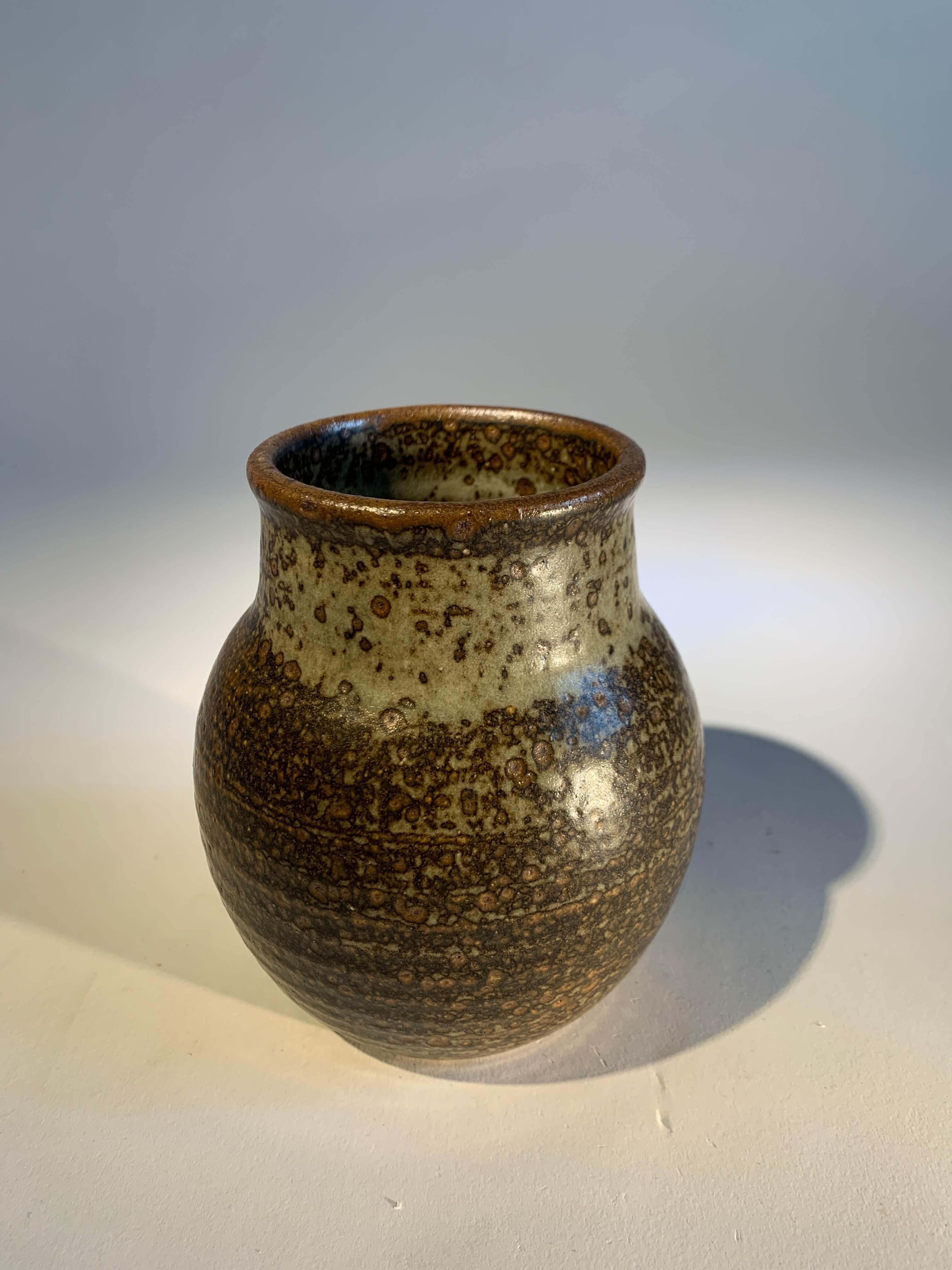 Pyrite stoneware vase, signed
artist : Jean Tessier (1931-2020)

Jean Tessier is one of the pioneers of the post-war renaissance of stoneware in tableware.
Pure line with emphasis on material.

Perfect condition.
France, ca. 1960