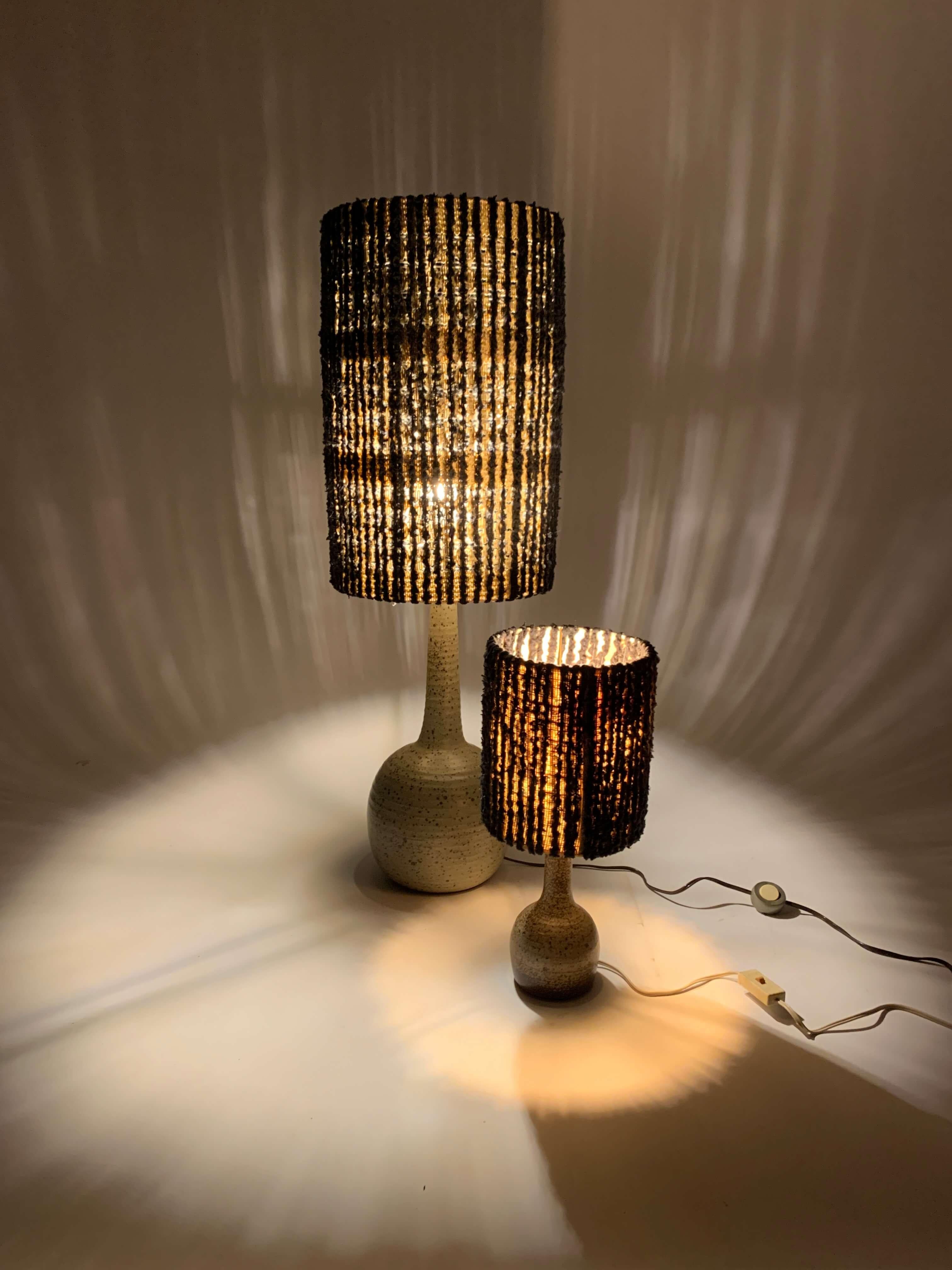 Jean Tessier
(1931 – 2020)
Lampes de table en grès pyriteux, vendues avec des abat-jour sur mesure créés par un designer français.
Signé, Parfait état.
Pièce unique.
Réparation complète de l'électrification.
DIMENSIONS : H 77cm et H 36cm
sans