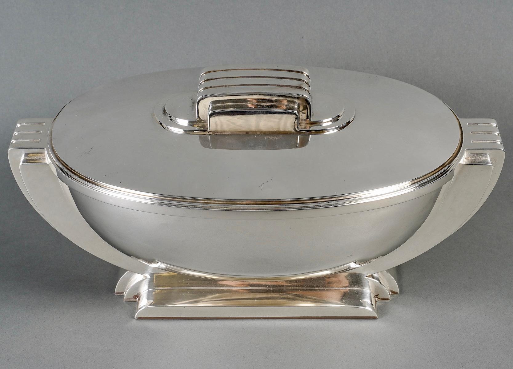 Tureen Centerpiece Modernist Art Deco made in 950/1000th solid sterling silver by Jean TETARD.
All parts are stamped with Minverve 1st Title and Tetard Freres goldsmith stamp.

Perfect condition.
 
height: 16 cm
diameter with handles: 34,5 cm

Total