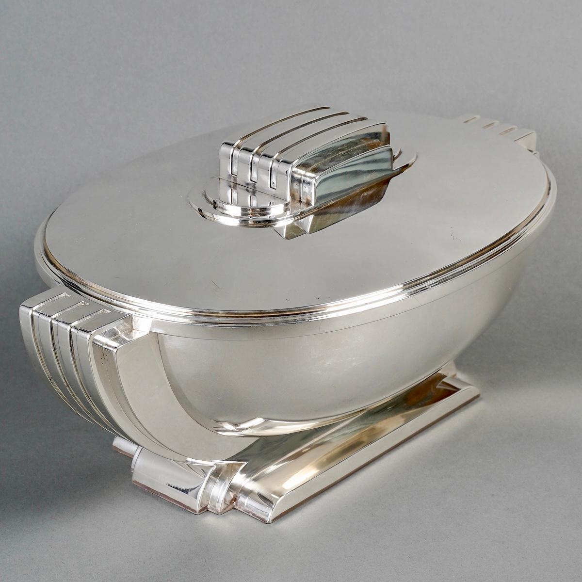 Jean Tetard, Modernist Art Deco Tureen Centerpiece Sterling Silver In Good Condition For Sale In Boulogne Billancourt, FR