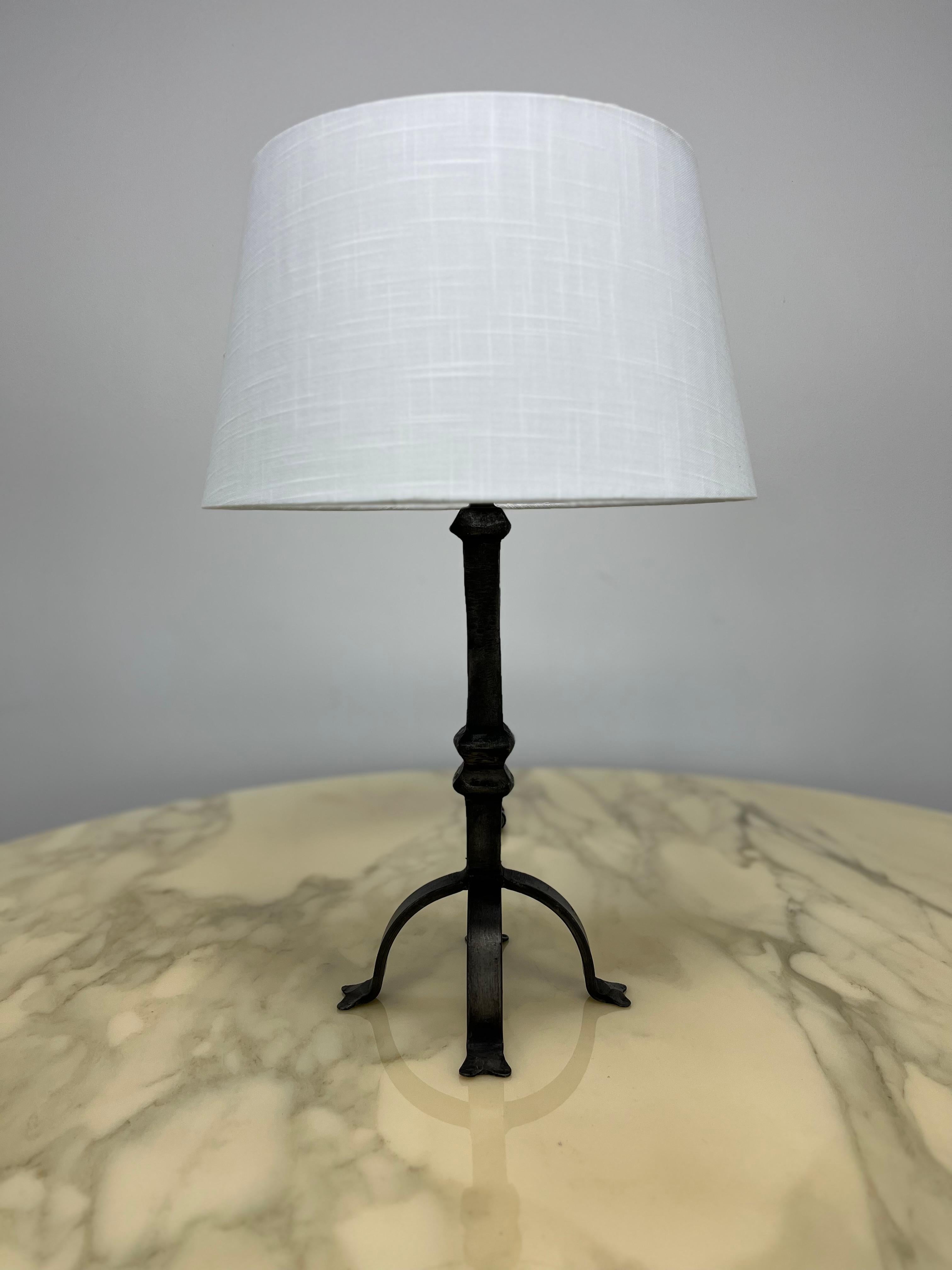 Obra francesa de los años 50, a la manera de los artesanos Jean Touret y Marolles. 

Medidas totales con pantalla: altura 59 cm, diámetro 38,5 cm.
Medidas sin pantalla: altura 41,5 cm, anchura 22 cm, profundidad 22 cm.

Electrificación antigua