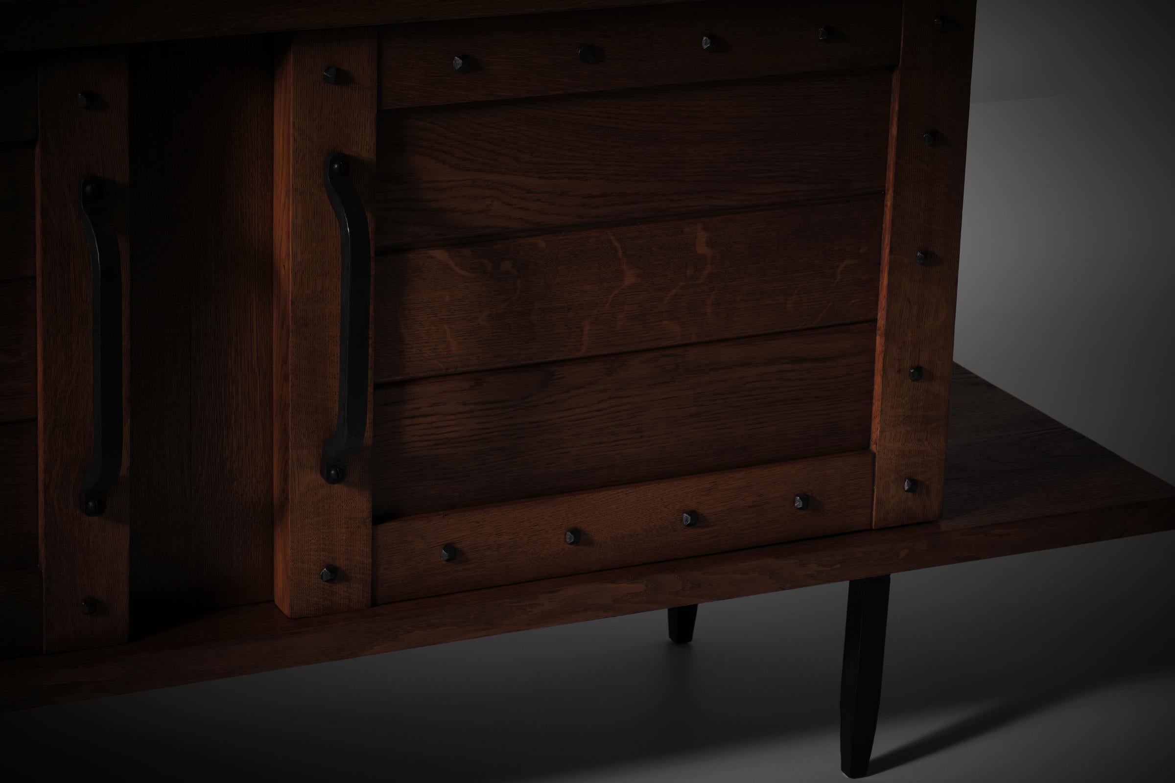 Mid-Century moderno Credenza Jean Touret & Les Artisans de Marolles in Rovere massiccio e ferro battuto in vendita