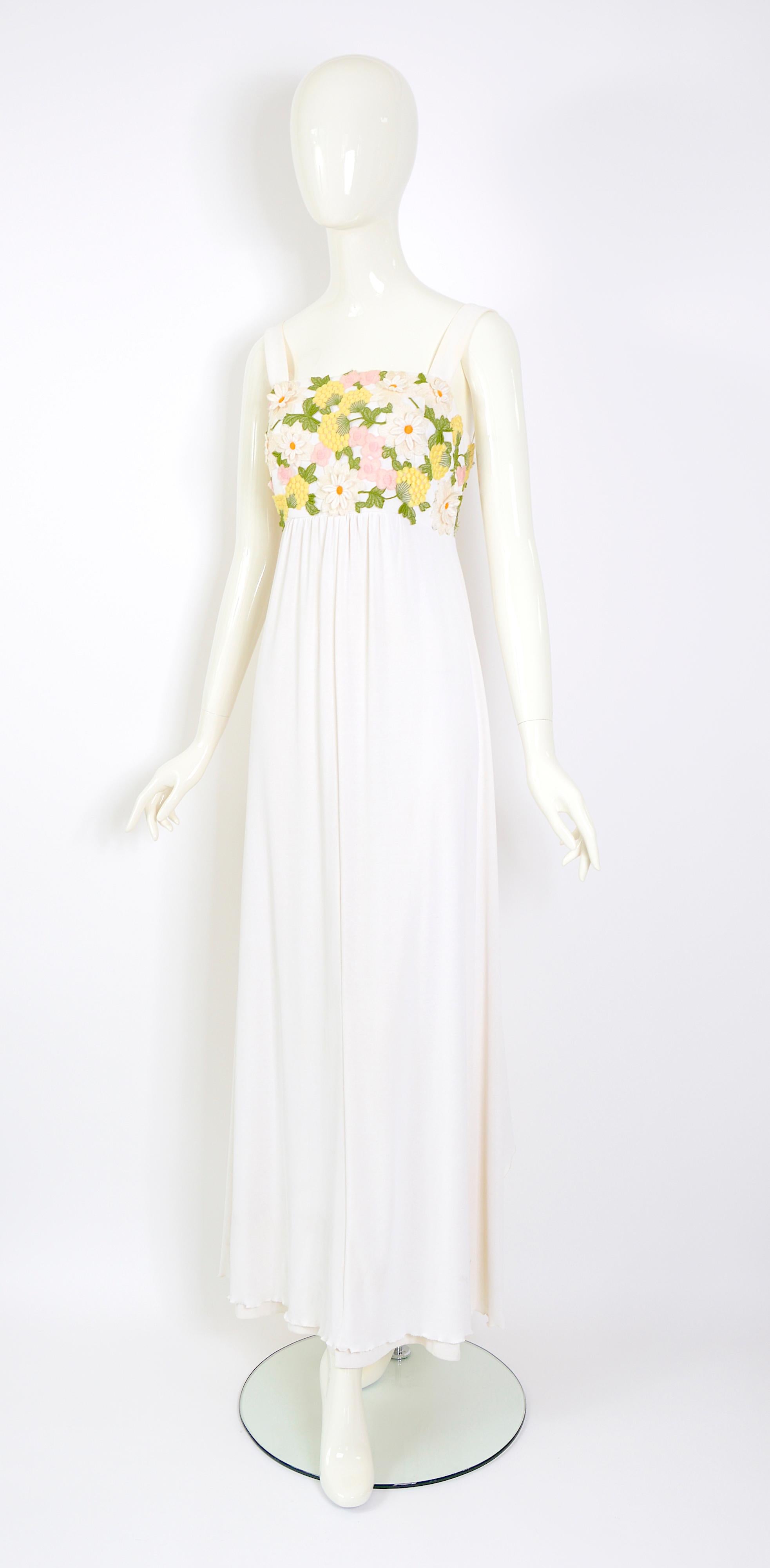 Jean Varon attributed 60s white silk jersey flower embroidery appliques dress In Excellent Condition In Antwerp, BE