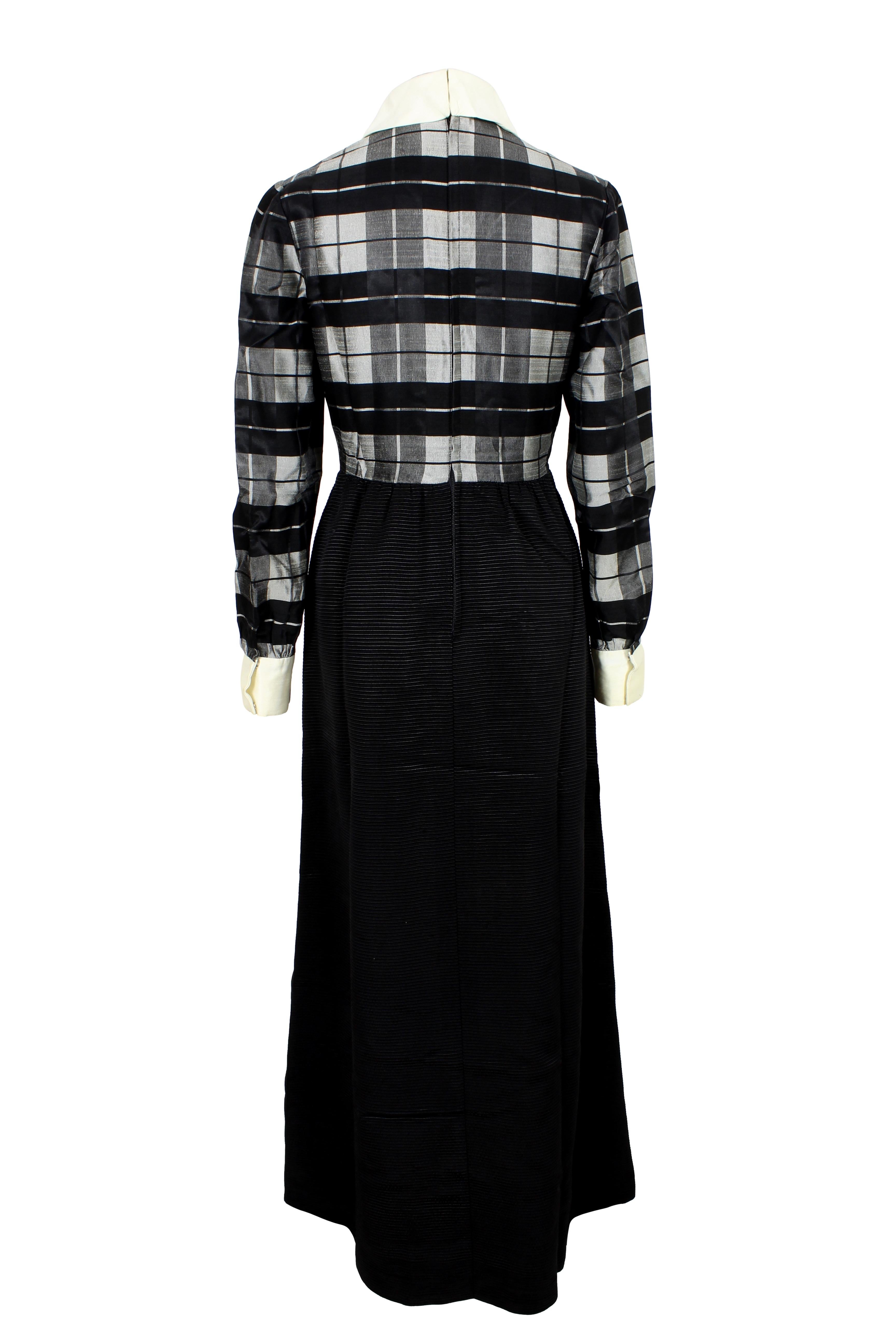 Jean Varon vintage 70s long dress. Elegant dress with gray and black bodice with checked pattern, beige collar and cuffs and clip closure. Along the bust there are small fabric button. The long black flared skirt. Fabric 57% acetate, 43% viscose.