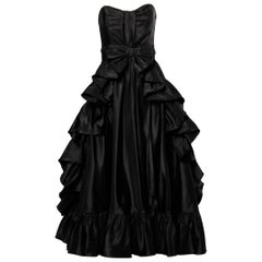 Vestido de noche vintage de Jean Varon, sin tirantes, de tafetán negro, con volantes y un lazo