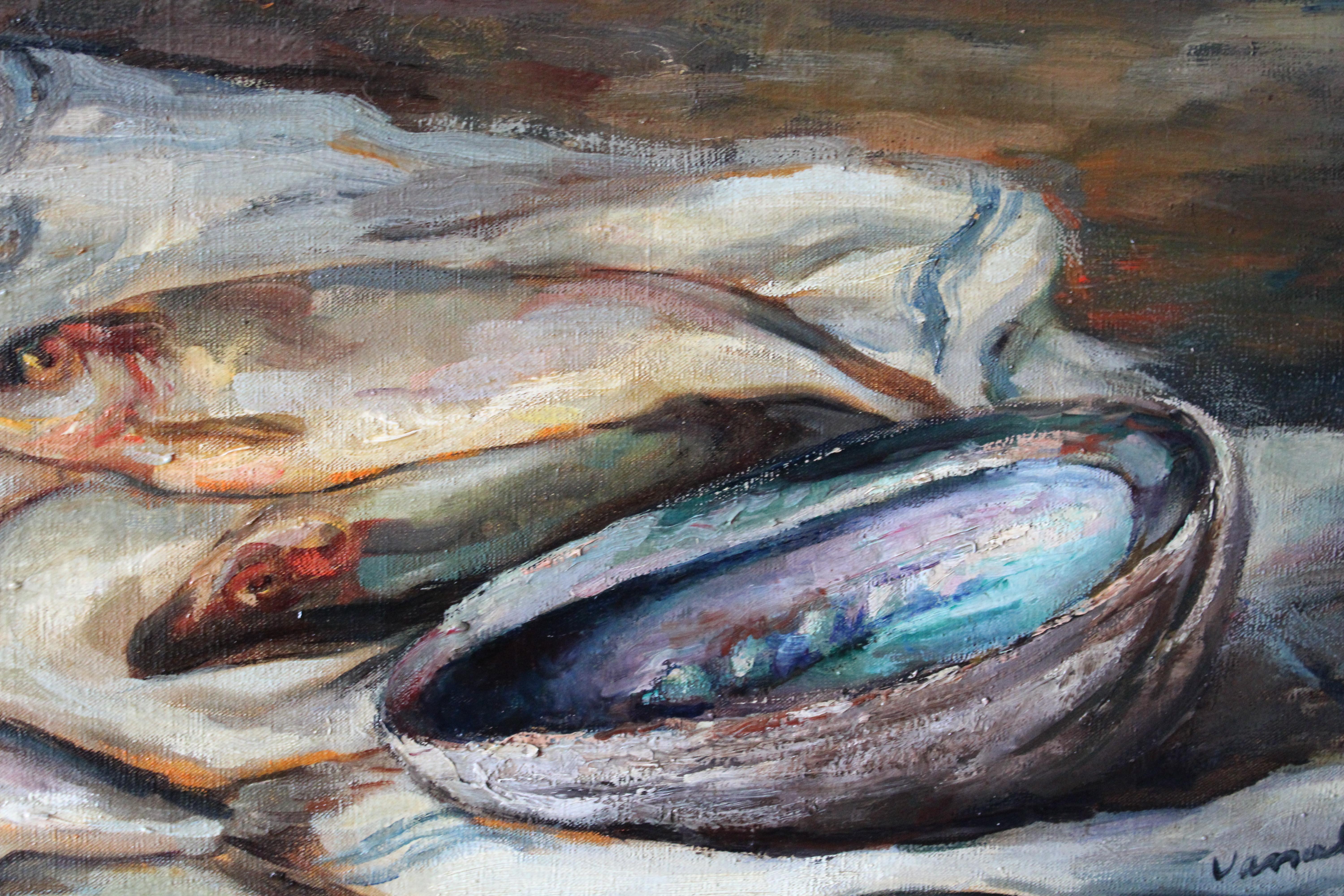 Seltenes Ölgemälde auf Leinwand aus der Mitte des Jahrhunderts in seinem Originalrahmen, datiert 1943.  Bunte Fische liegen auf einer Leinentischdecke vor einem dunklen Hintergrund.  Es handelt sich um ein stimmungsvolles originales französisches