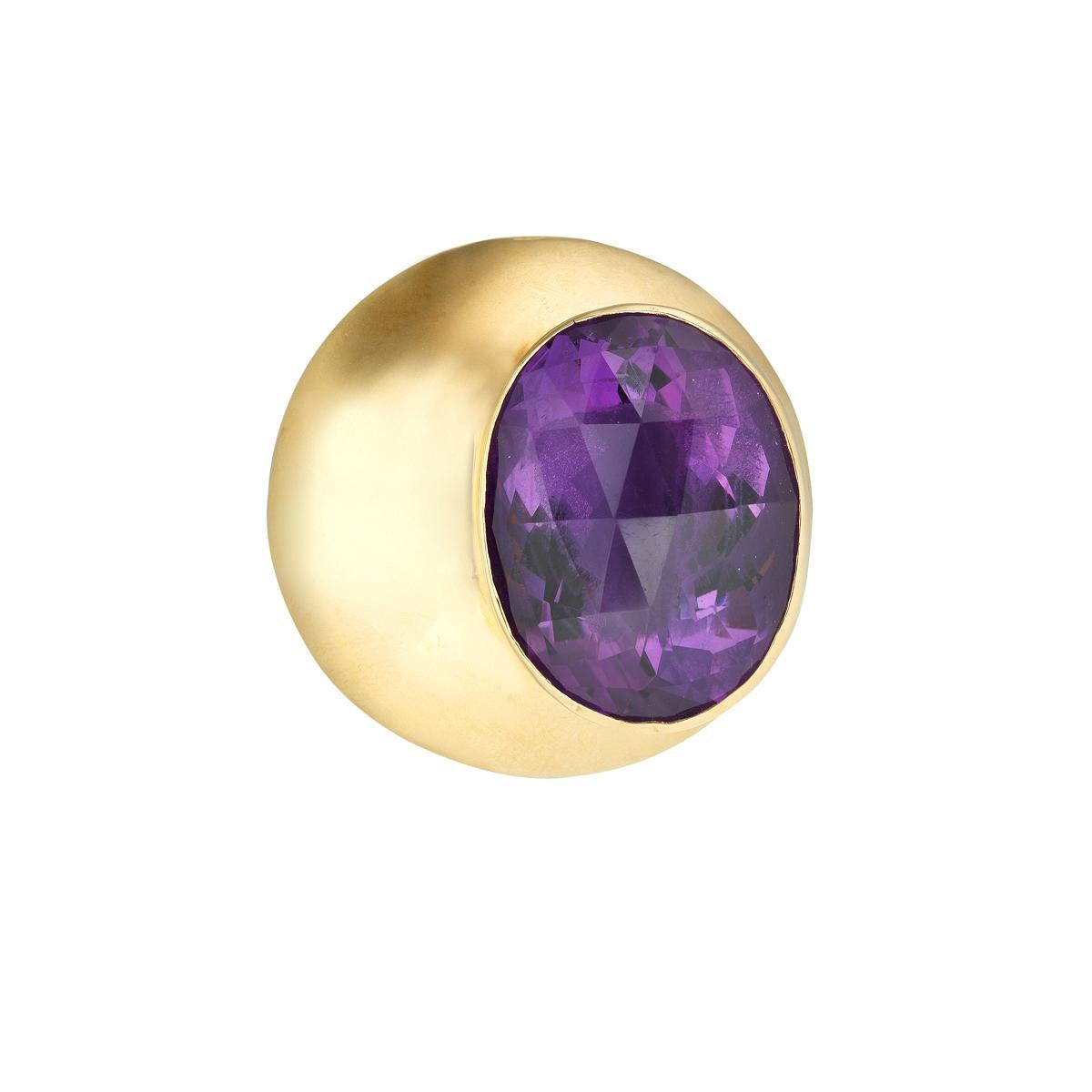 Jean Vendome design is inimitable.
Important Amethyst oval on a yellow gold  Brooch.
French mark and marker's mark.
Circa 1970.

Diameter: 1.57 inch (4.00 centimeters).
Total weight: 27.29 grams.