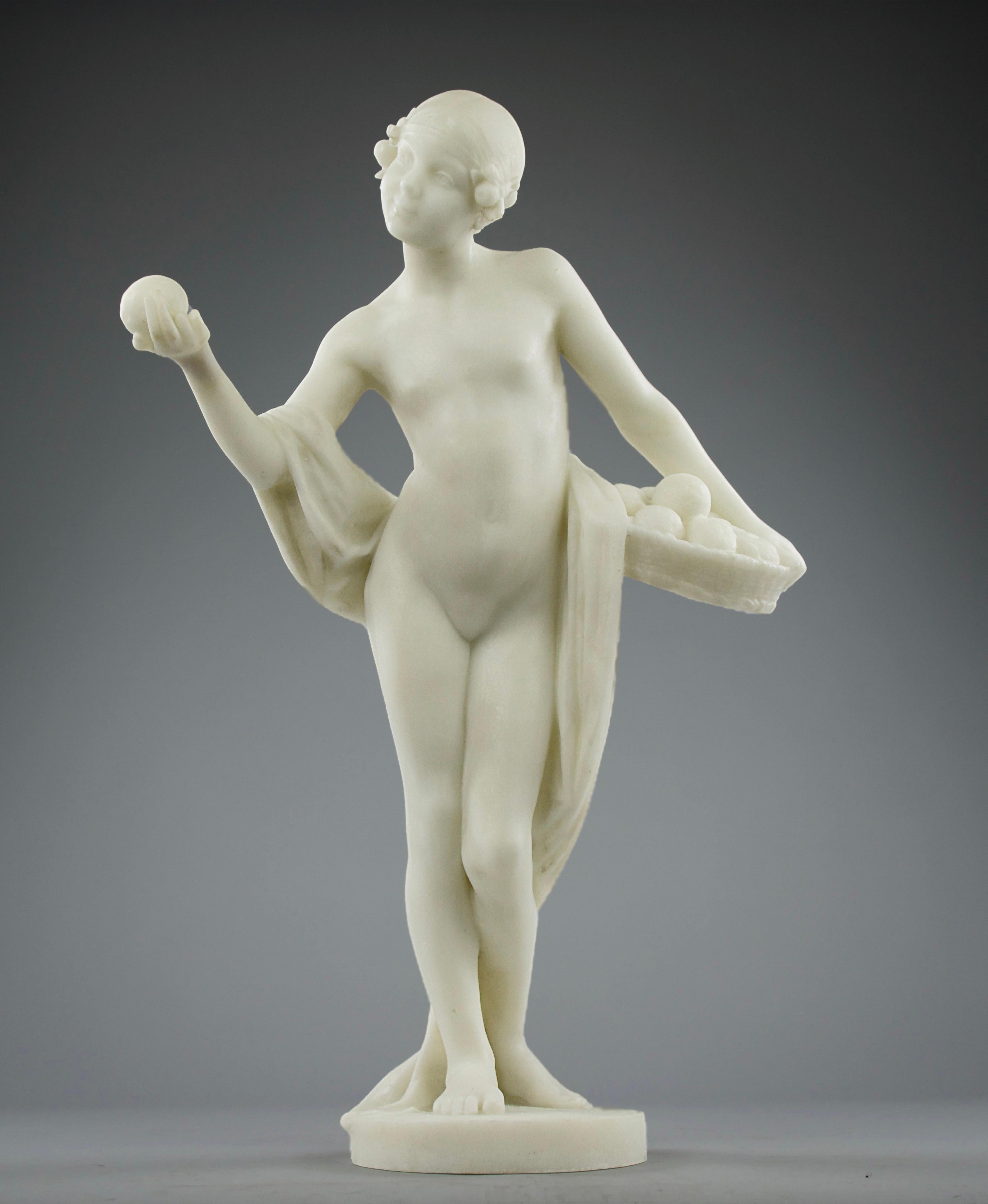 Hervorragende und äußerst seltene Art-déco-Skulptur von Jean Verschneider (29. August 1872 - 20. Dezember 1943), die ein Mädchen darstellt, das goldene Äpfel verteilt. Diese Skulptur ist besonders selten, da sie aus Marmor ist und die meisten