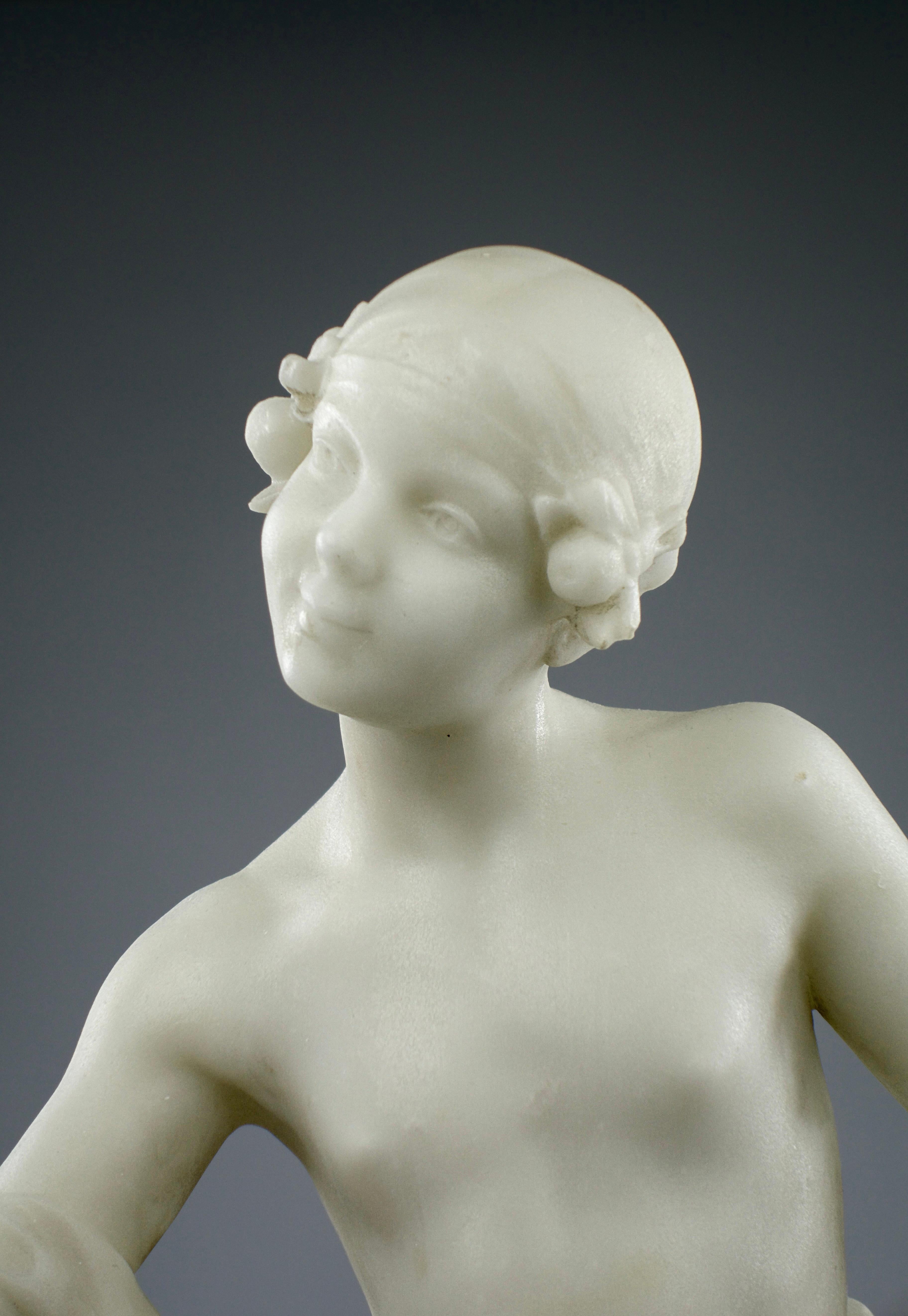 Jean Verschneider, Mädchen und der goldene Apfel, Marmorskulptur, Art déco, 1920er Jahre (Frühes 20. Jahrhundert) im Angebot