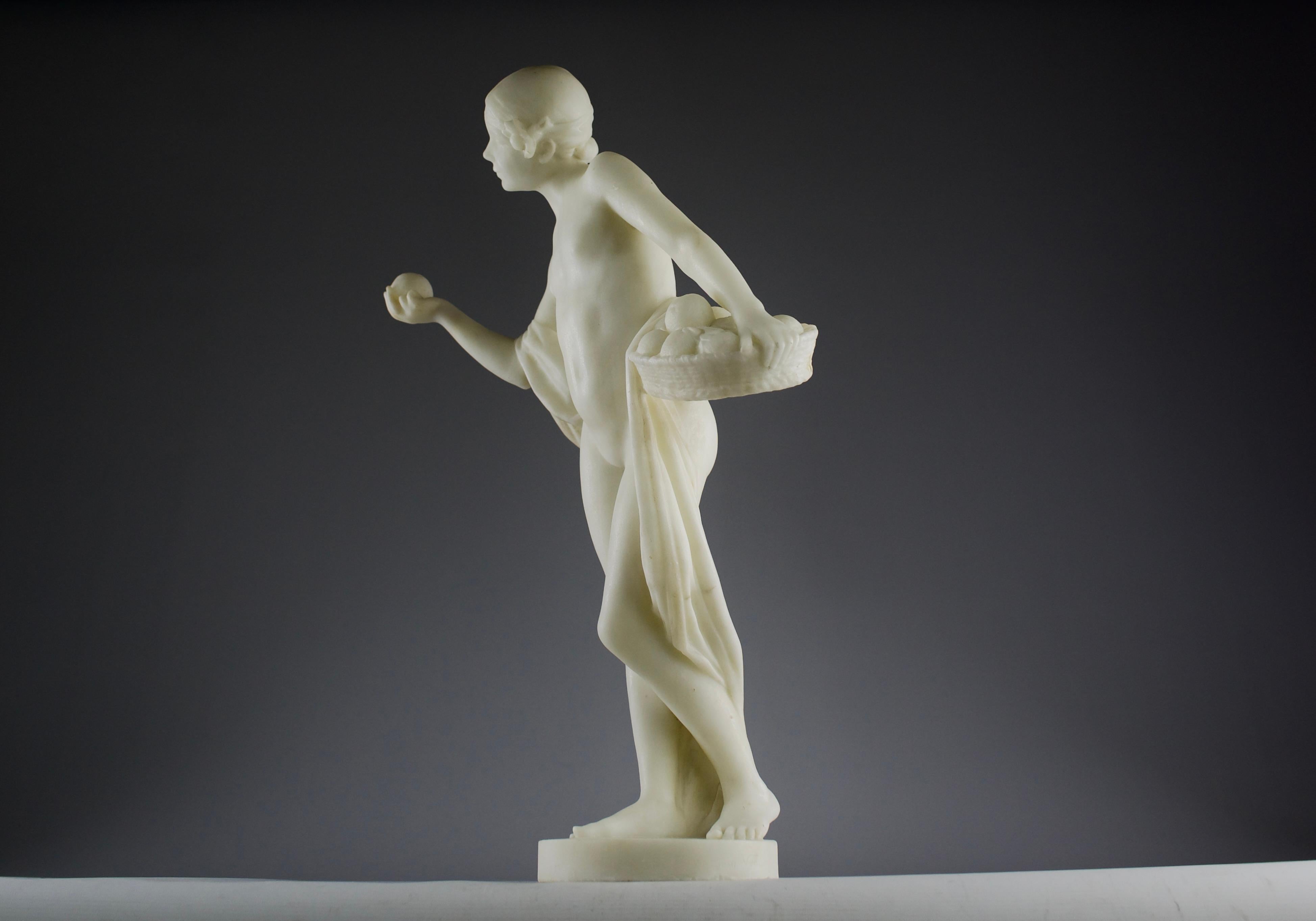 Jean Verschneider, Mädchen und der goldene Apfel, Marmorskulptur, Art déco, 1920er Jahre im Angebot 3