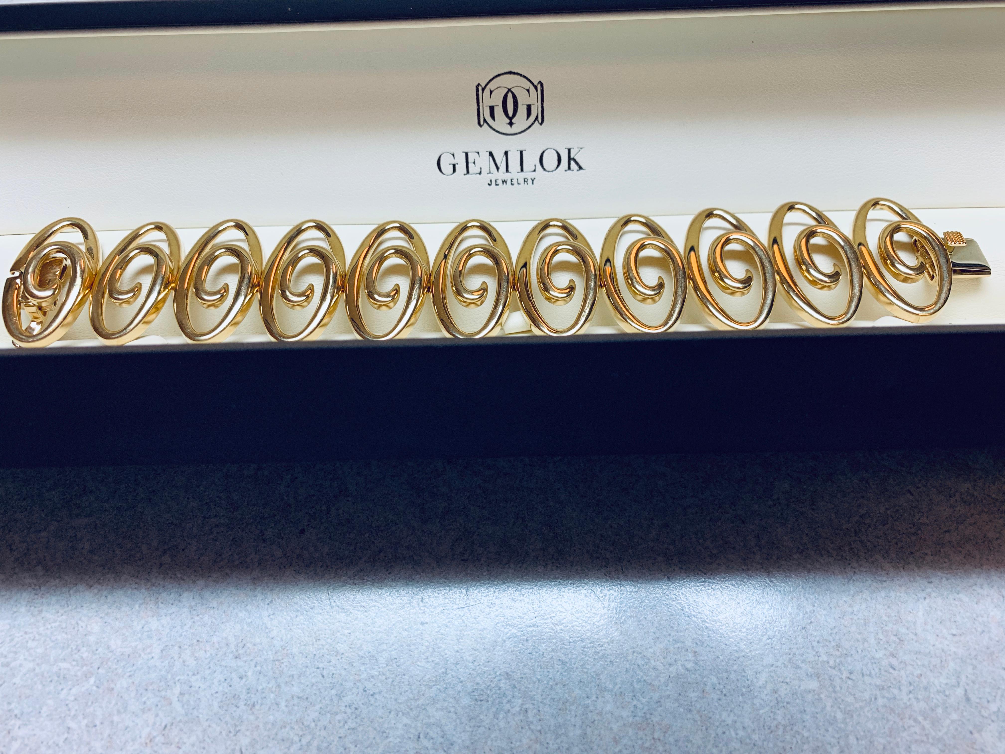 Jean Vitau 18 Karat Yellow Gold Infinity Link Bracelet In New Condition For Sale In New York, NY