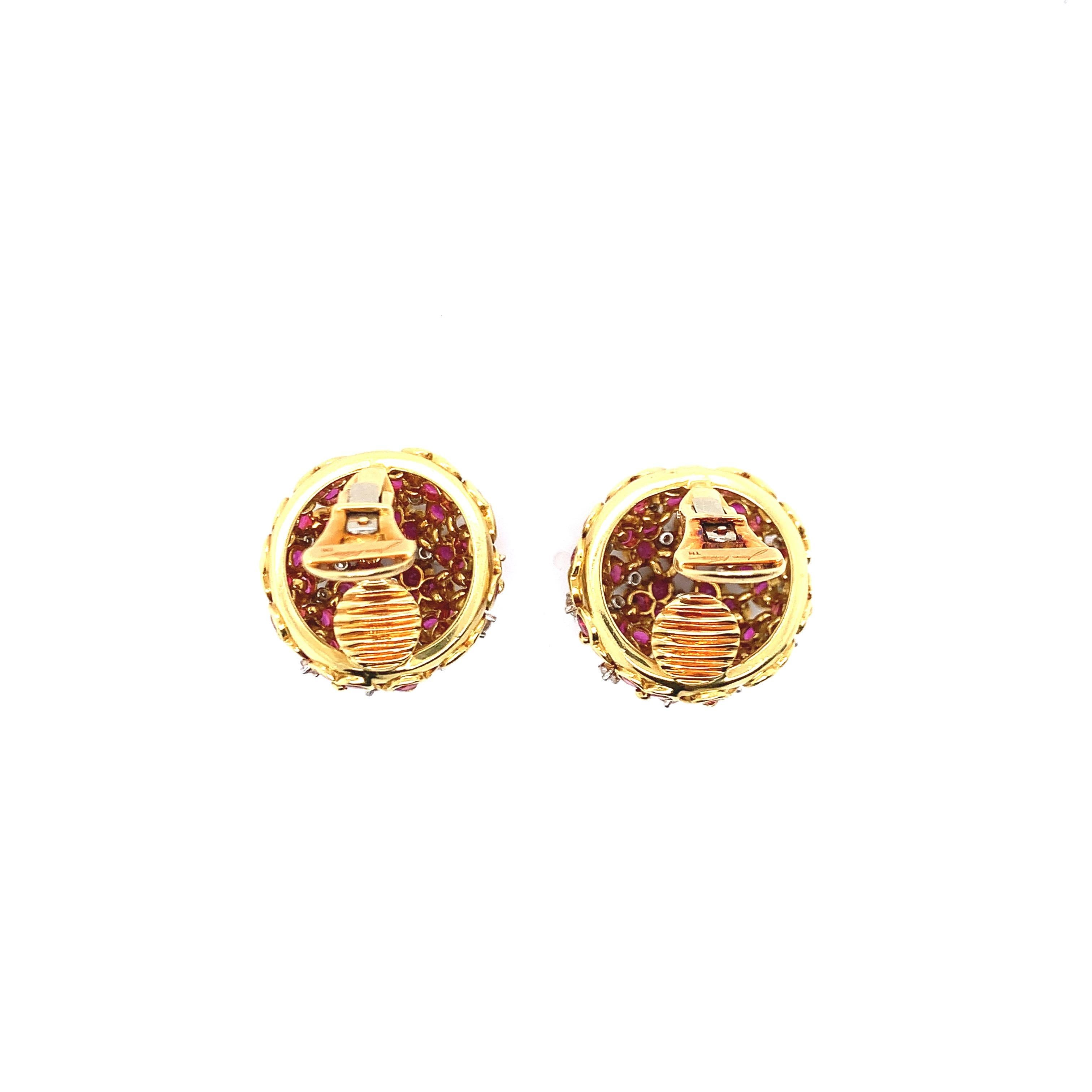 Taille ronde Jean Vitau Boucles d'oreilles en or jaune 18 carats, rubis et diamants en vente