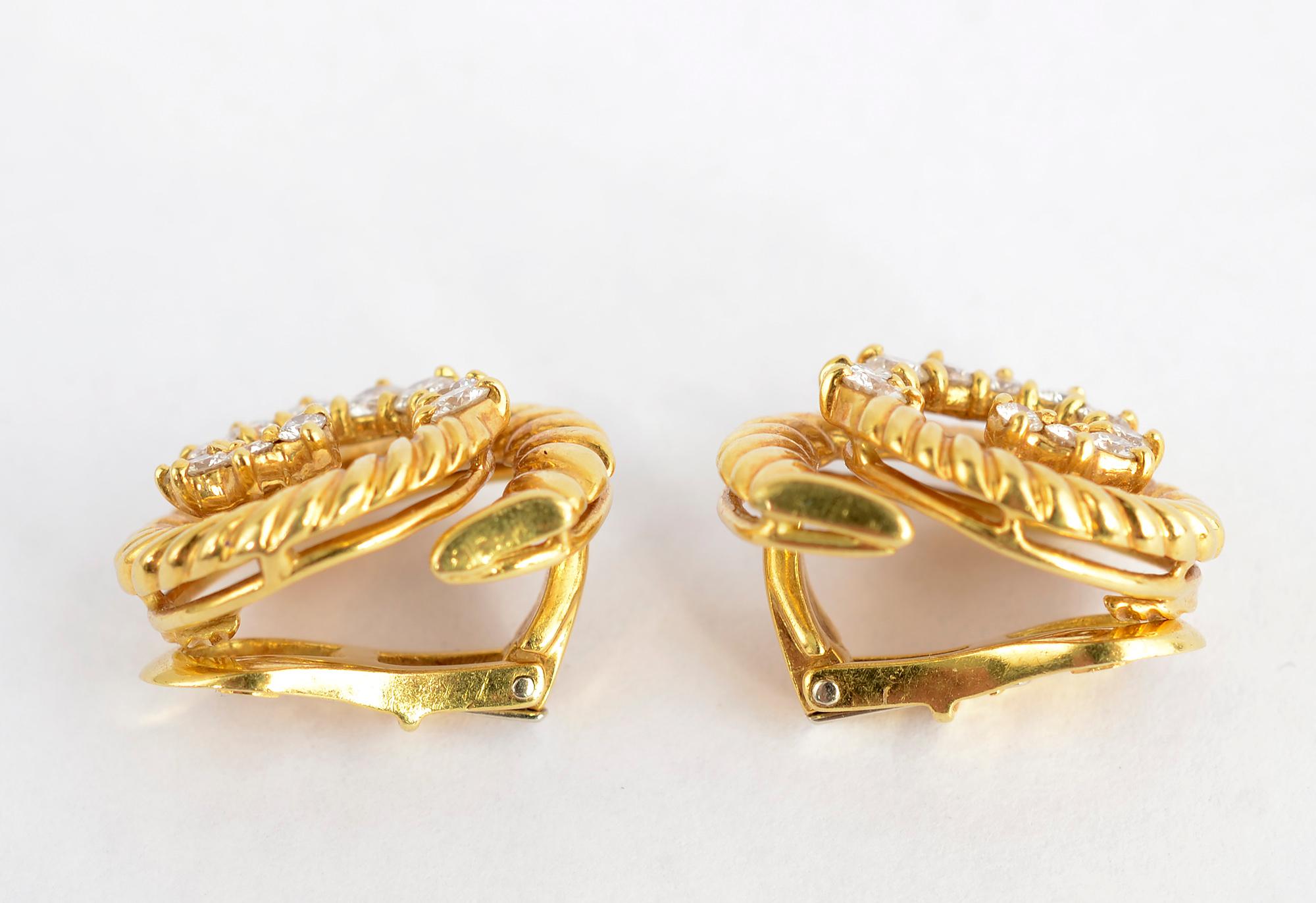 Pendientes en espiral de oro y diamantes Jean Vitau Corte brillante en venta