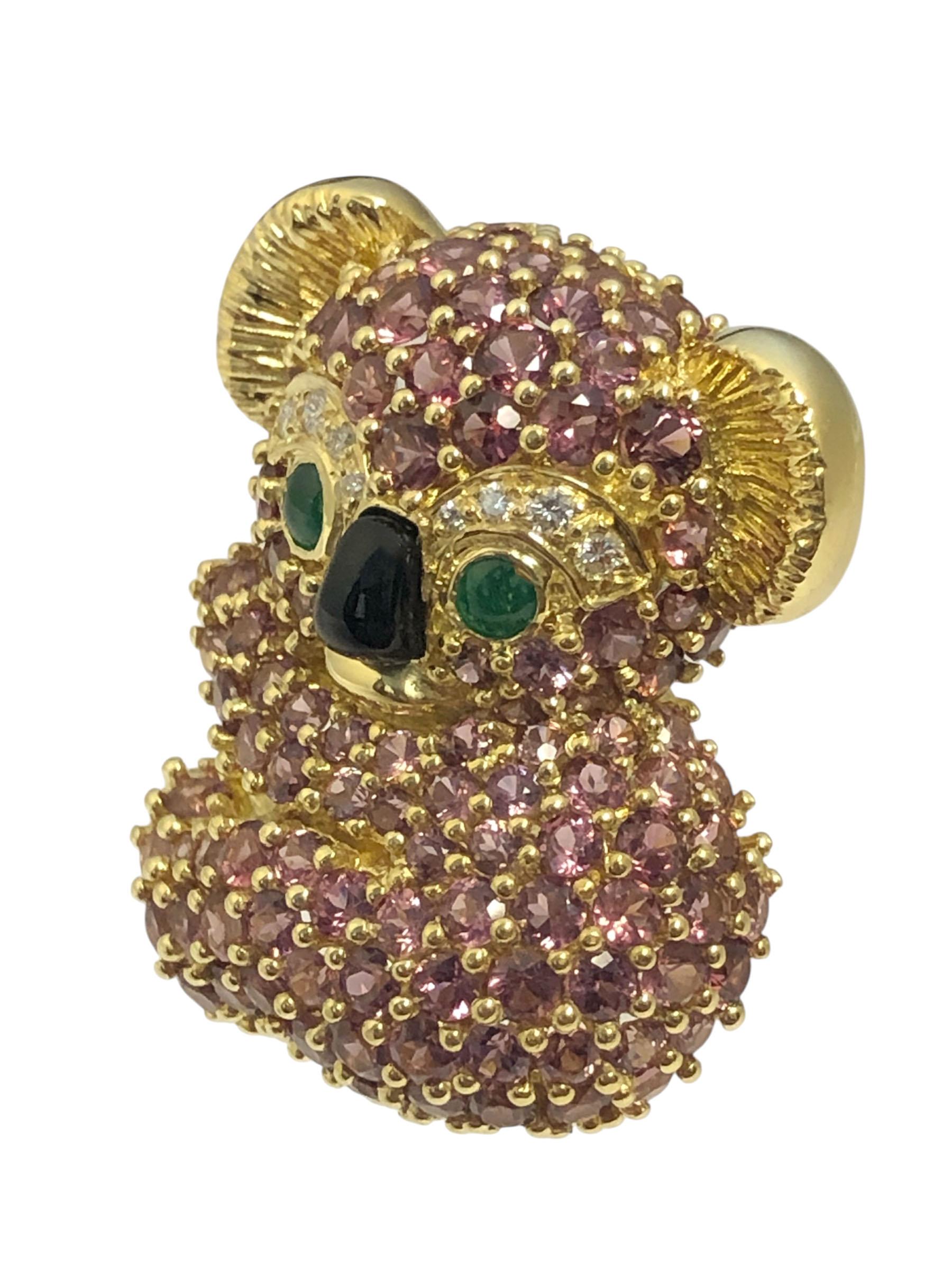 Circa 1994 Jean Vitau Whimsical or jaune 18k  Broche en forme d'ours Koala, mesurant 1 1/4 pouces de long X 1 pouce de large, très détaillée et sertie de saphirs roses, de sourcils en diamant, d'yeux en émeraude cabochon et d'un nez en onyx.
