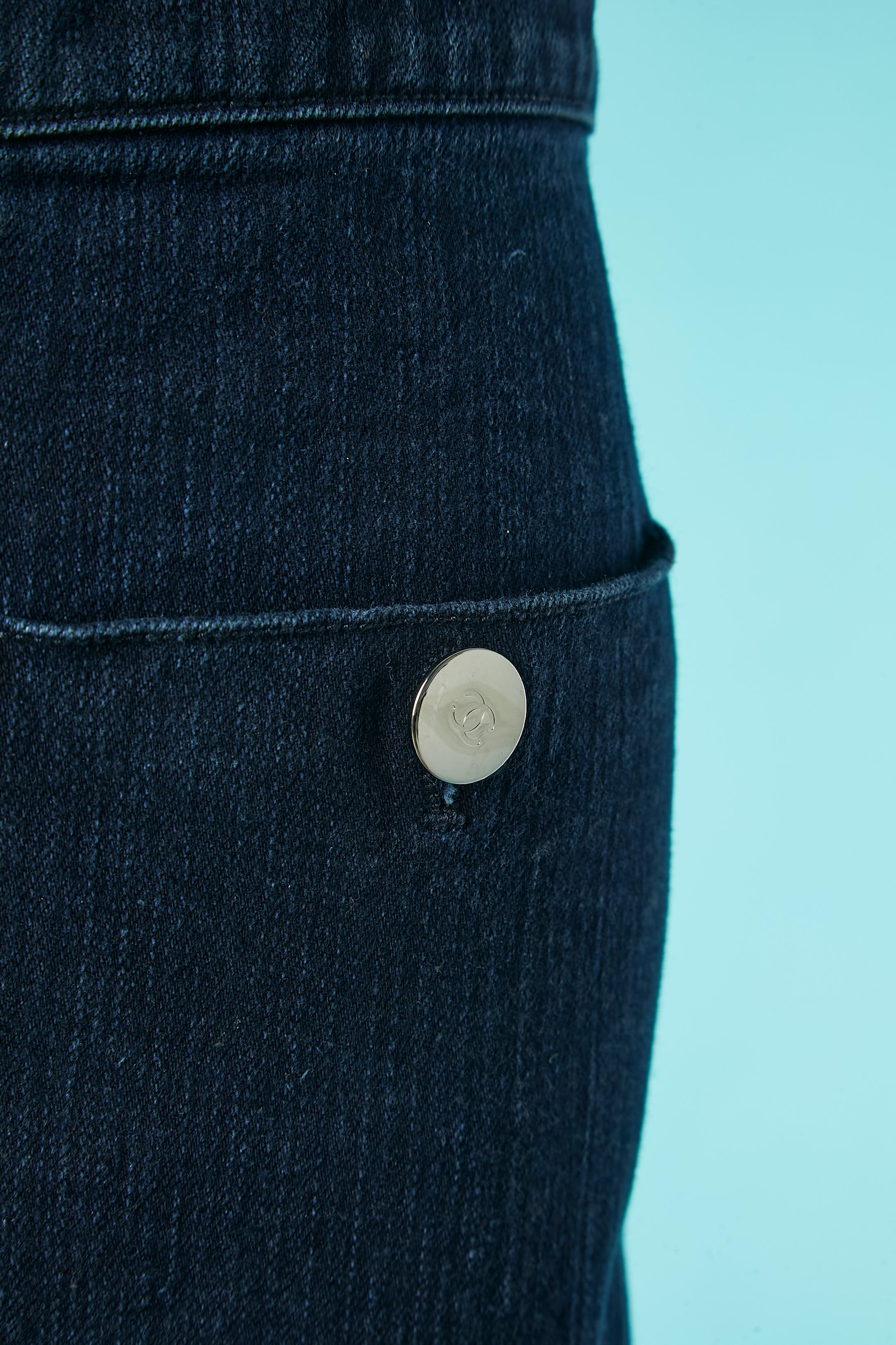 Jeans mit Markenknöpfen und silberner Metallschnalle an den Knien. 
2 Taschen auf der Vorderseite, 2 Taschen auf der Rückseite. 
GRÖSSE 42 / L 