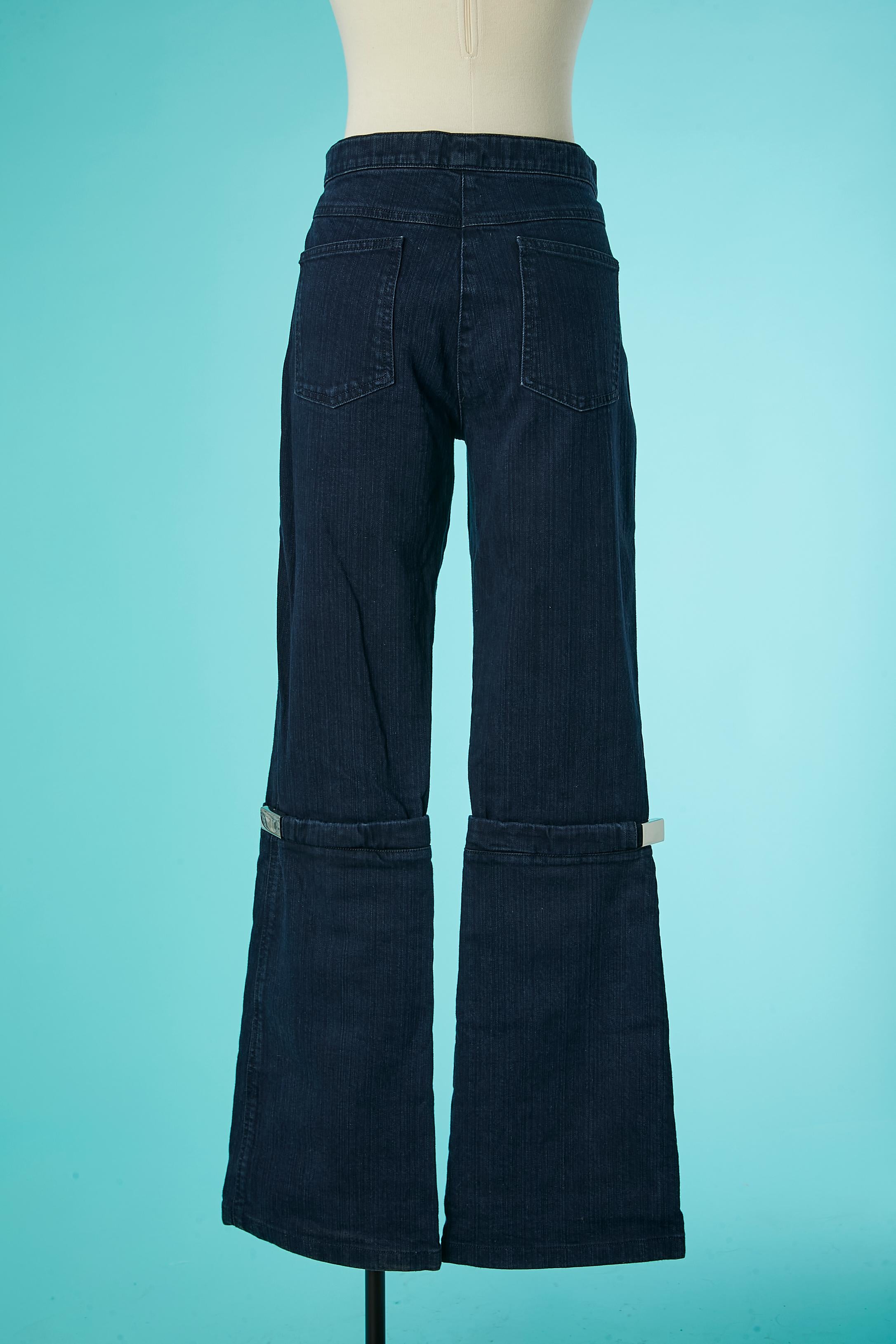 The Jean mit Marken-Druckknöpfen und silberner Metallschnalle an den Knien Chanel  im Angebot 1