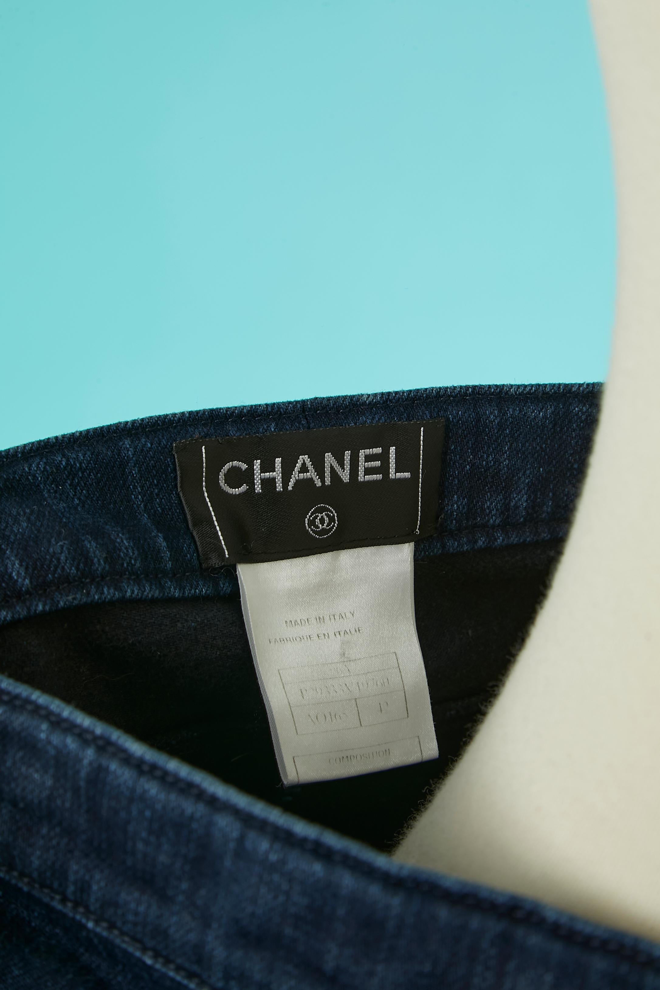 The Jean mit Marken-Druckknöpfen und silberner Metallschnalle an den Knien Chanel  im Angebot 4