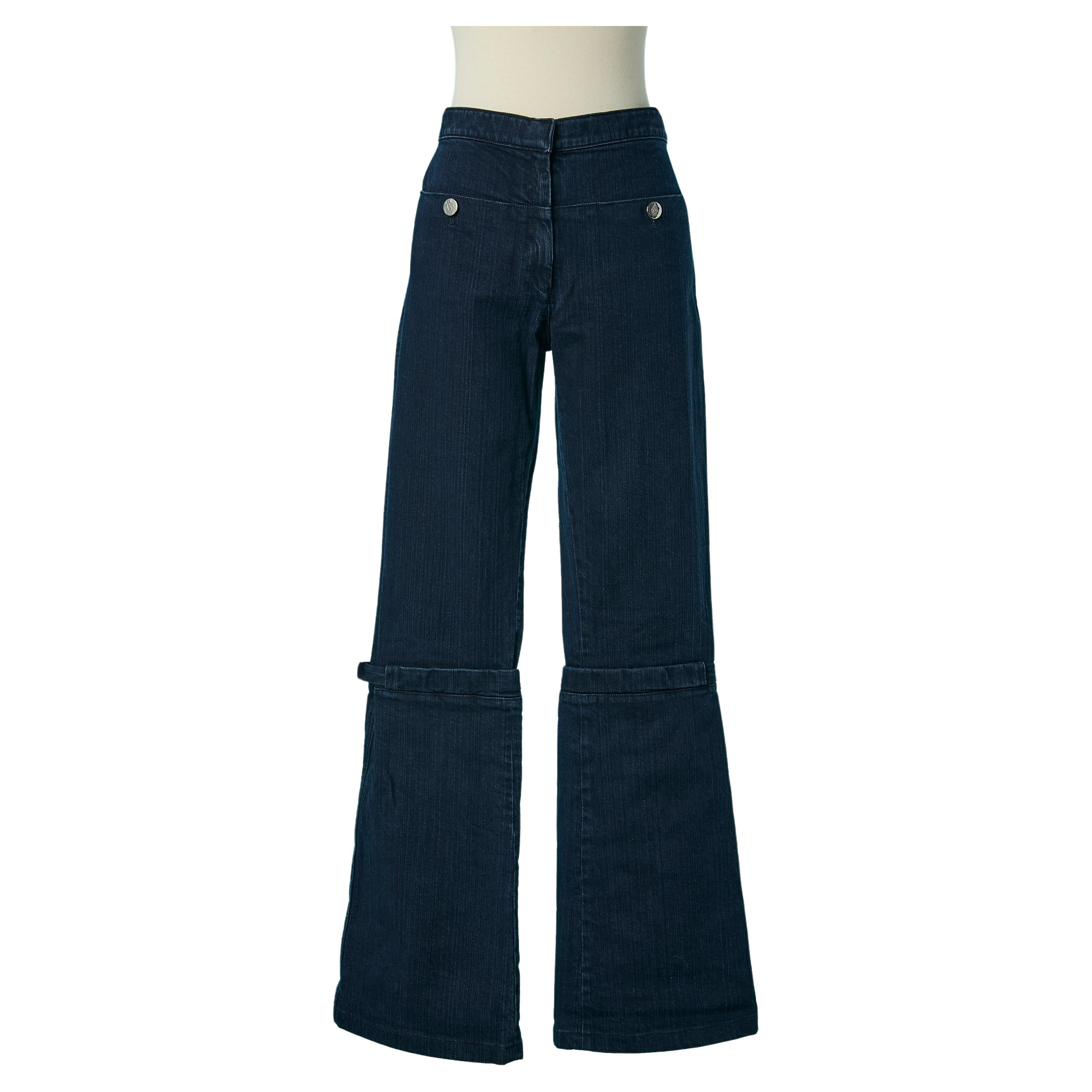 The Jean mit Marken-Druckknöpfen und silberner Metallschnalle an den Knien Chanel  im Angebot