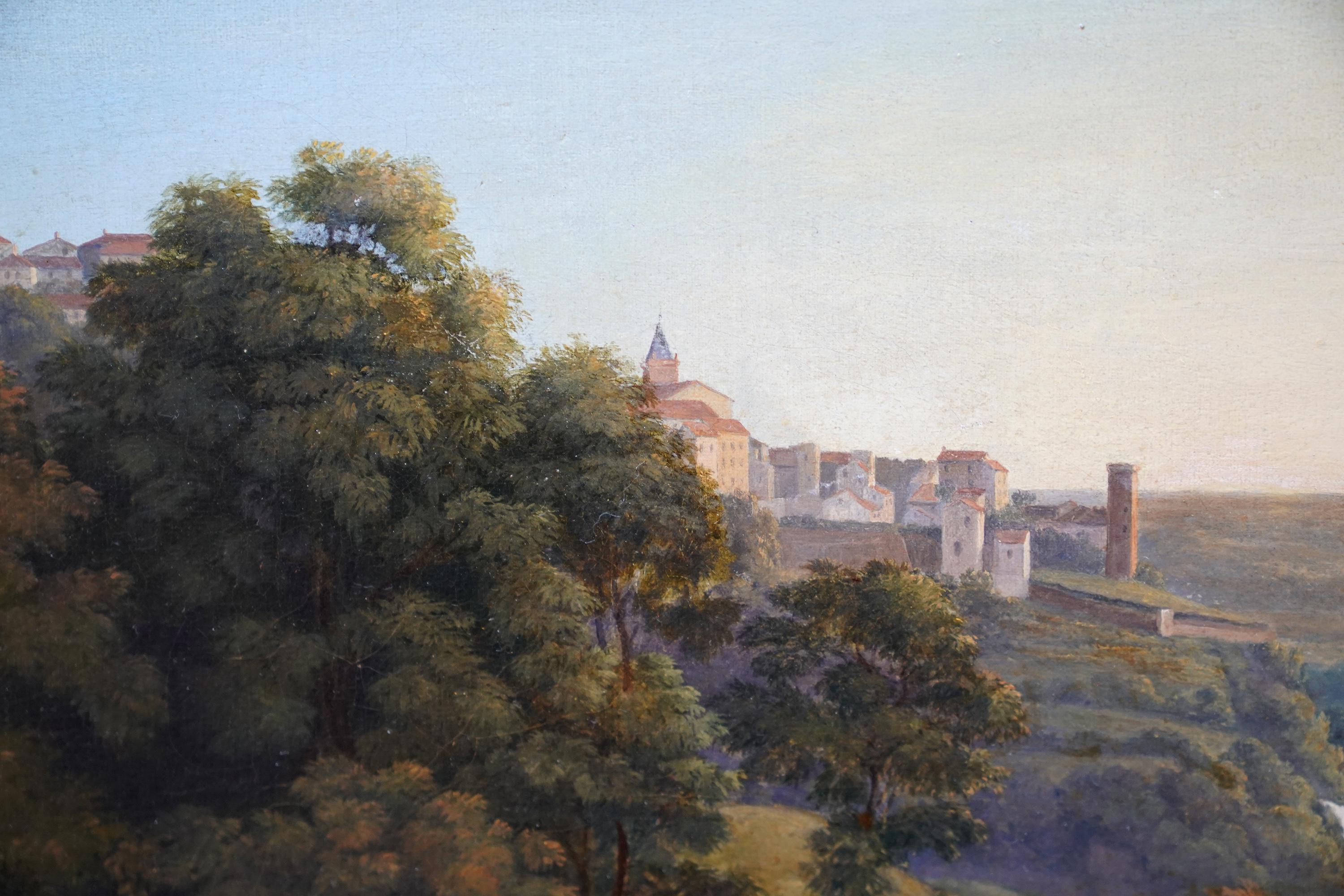 Dipinto da un artista attribuito alla cerchia di Jean-Joseph-Xavier Bidauld, questo meraviglioso e dettagliato paesaggio francese neoclassico del XIX secolo è stato dipinto intorno al 1820. Si tratta di una vista su una valle boscosa fino alla