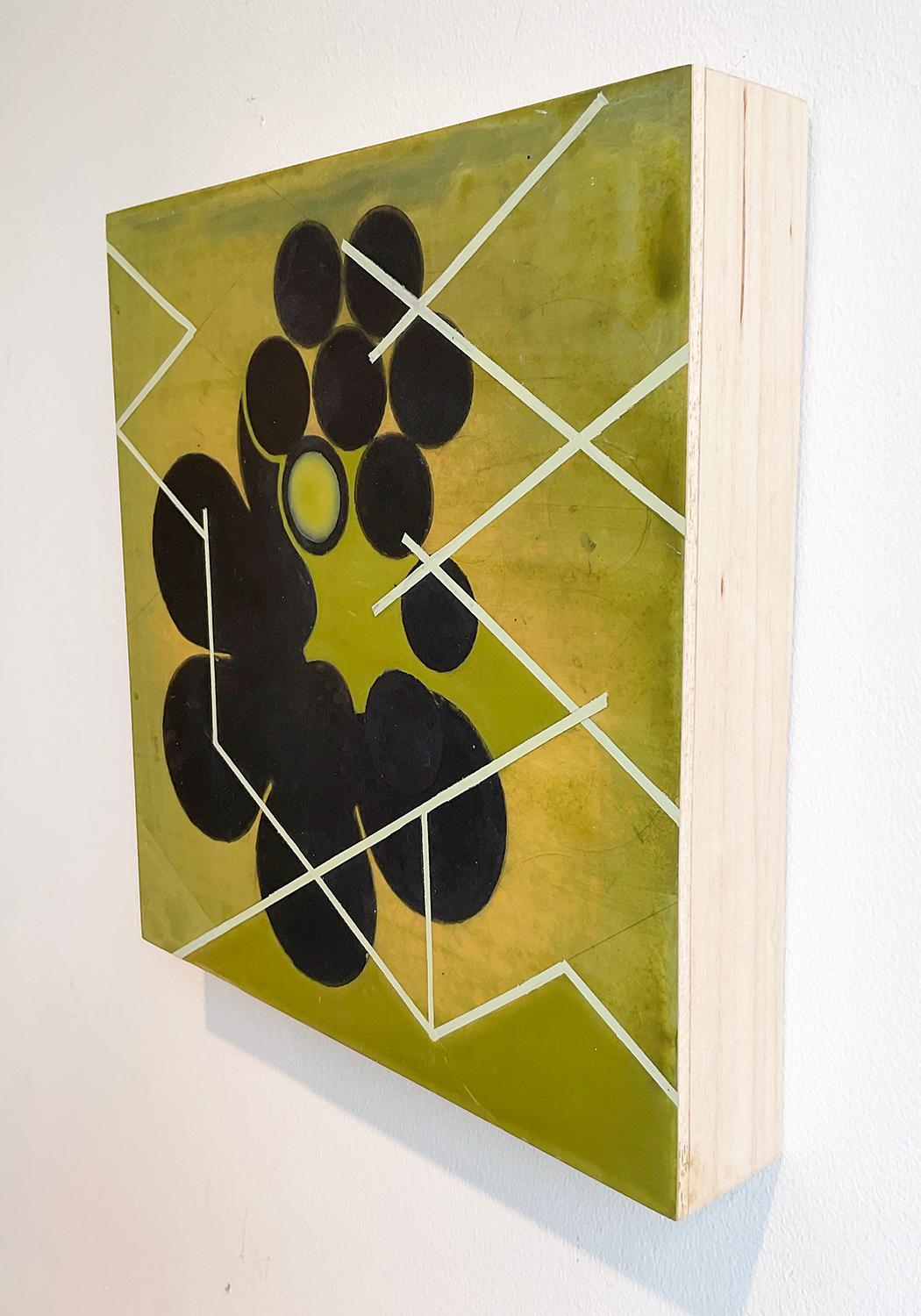 Peinture géométrique abstraite contemporaine sur panneau de bois de 12 x 12 pouces avec des cercles noirs et des éléments linéaires blancs sur un fond vert.
Mère verte #2, 2020, par Jeanette Fintz
12 x 12 x 2 pouces, acrylique sur panneau de