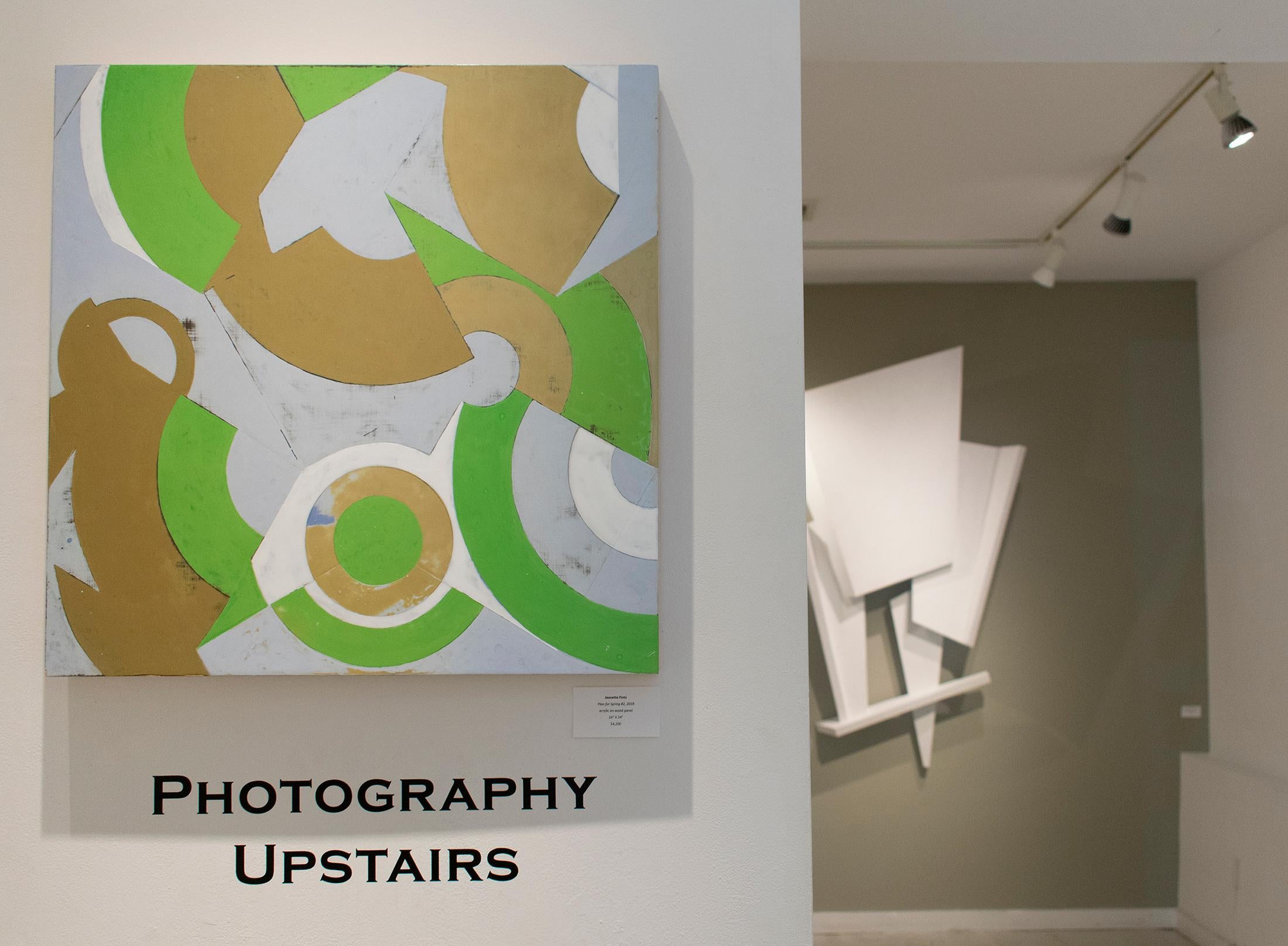 Pittura astratta geometrica e gestuale su tela nei toni della terra: verde, beige, abbronzatura, verde, marrone chiaro e blu.
Piano per la primavera #2, di Jeanette Fintz nel 2018
24 x 24  x 2 pollici acrilico su pannello di legno
Firmato sul retro,