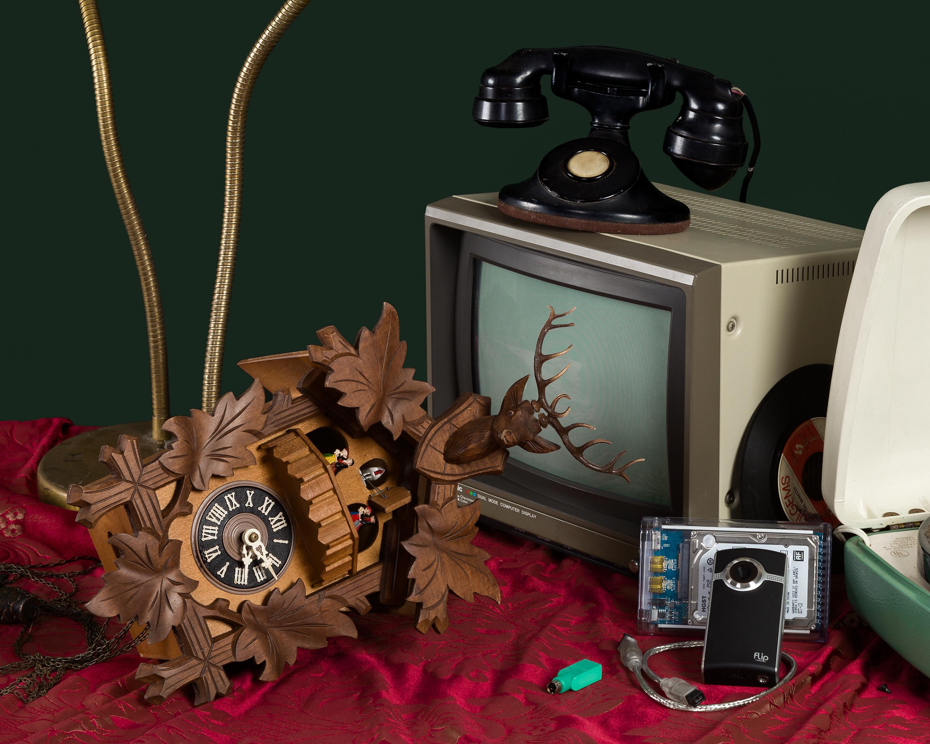 Horloge Cuckoo de la série Tech Vanitas de photographies de natures mortes contemporaines - Noir Still-Life Photograph par Jeanette May
