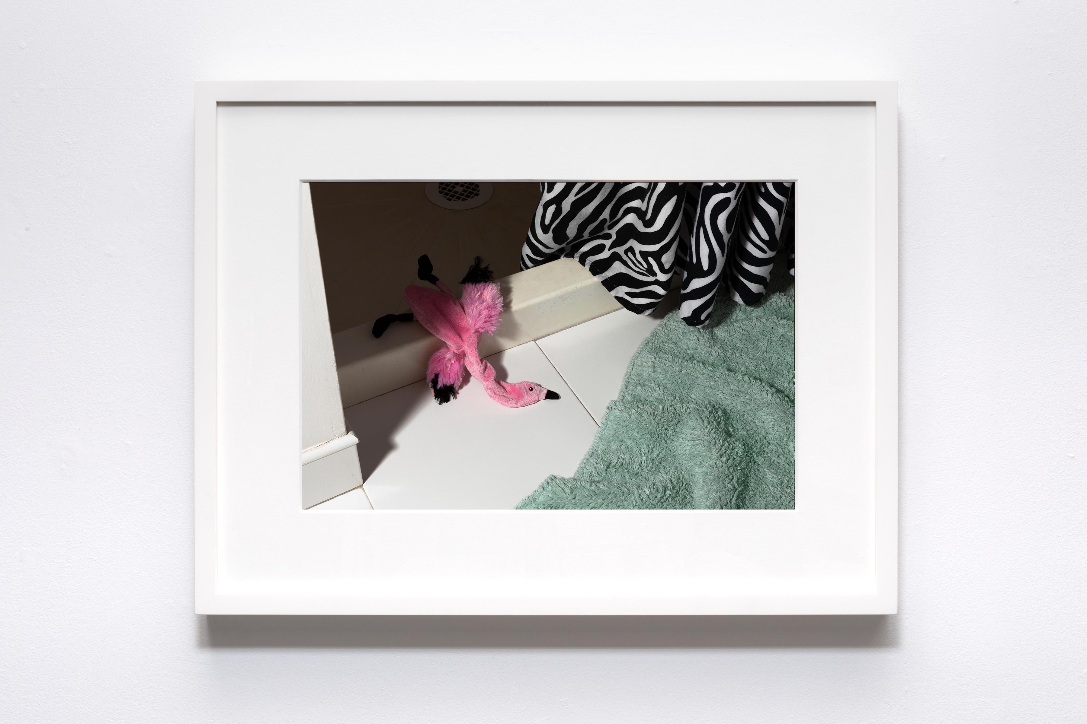 Morbidity & Mortality: Flamingo Humorvolle Fotografie von Hundespielzeug in Krimsszene (Zeitgenössisch), Photograph, von Jeanette May