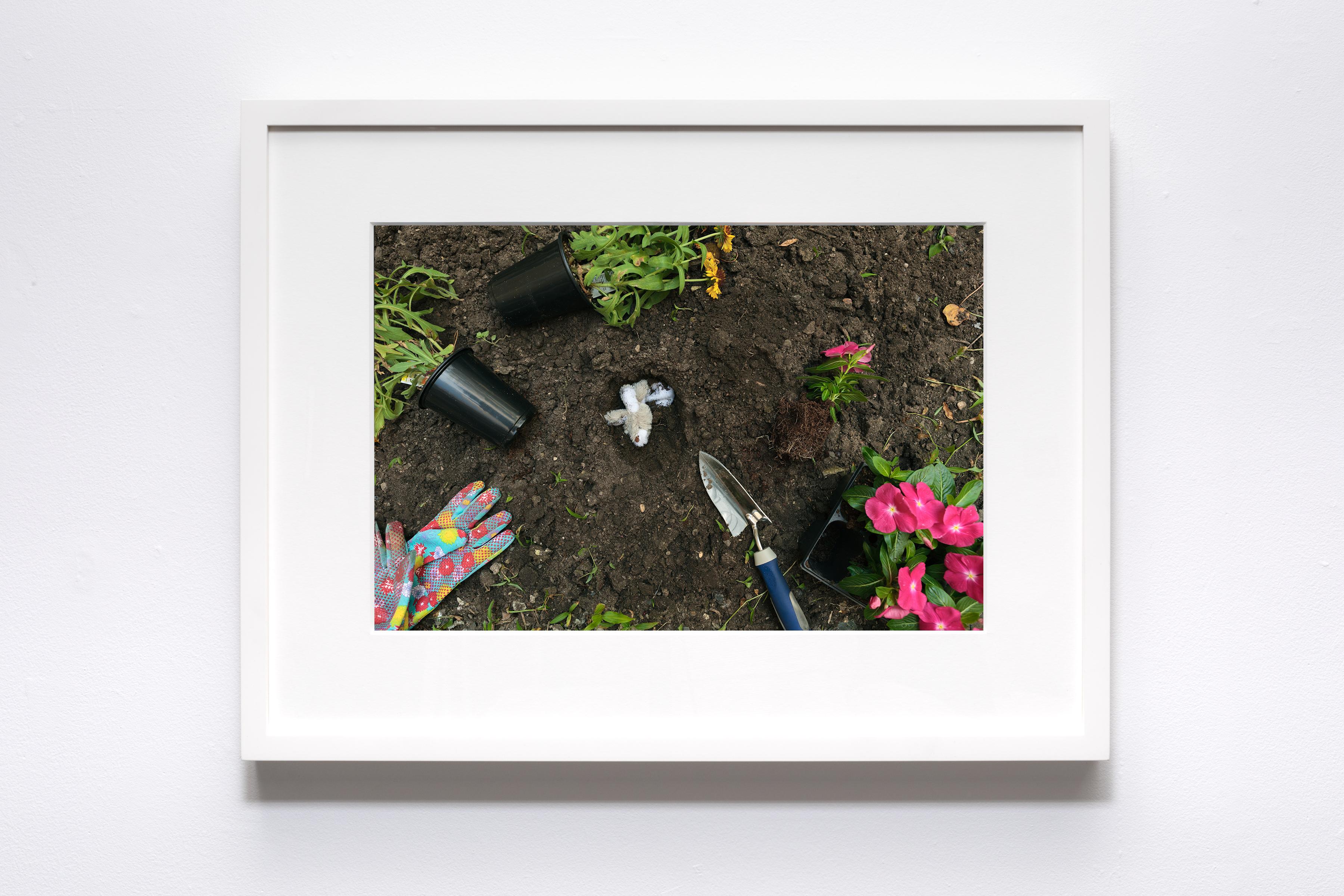Morbidity & Mortality: Hare Humorvolle Fotografie von Bunny in einer Krimssszene  (Zeitgenössisch), Print, von Jeanette May