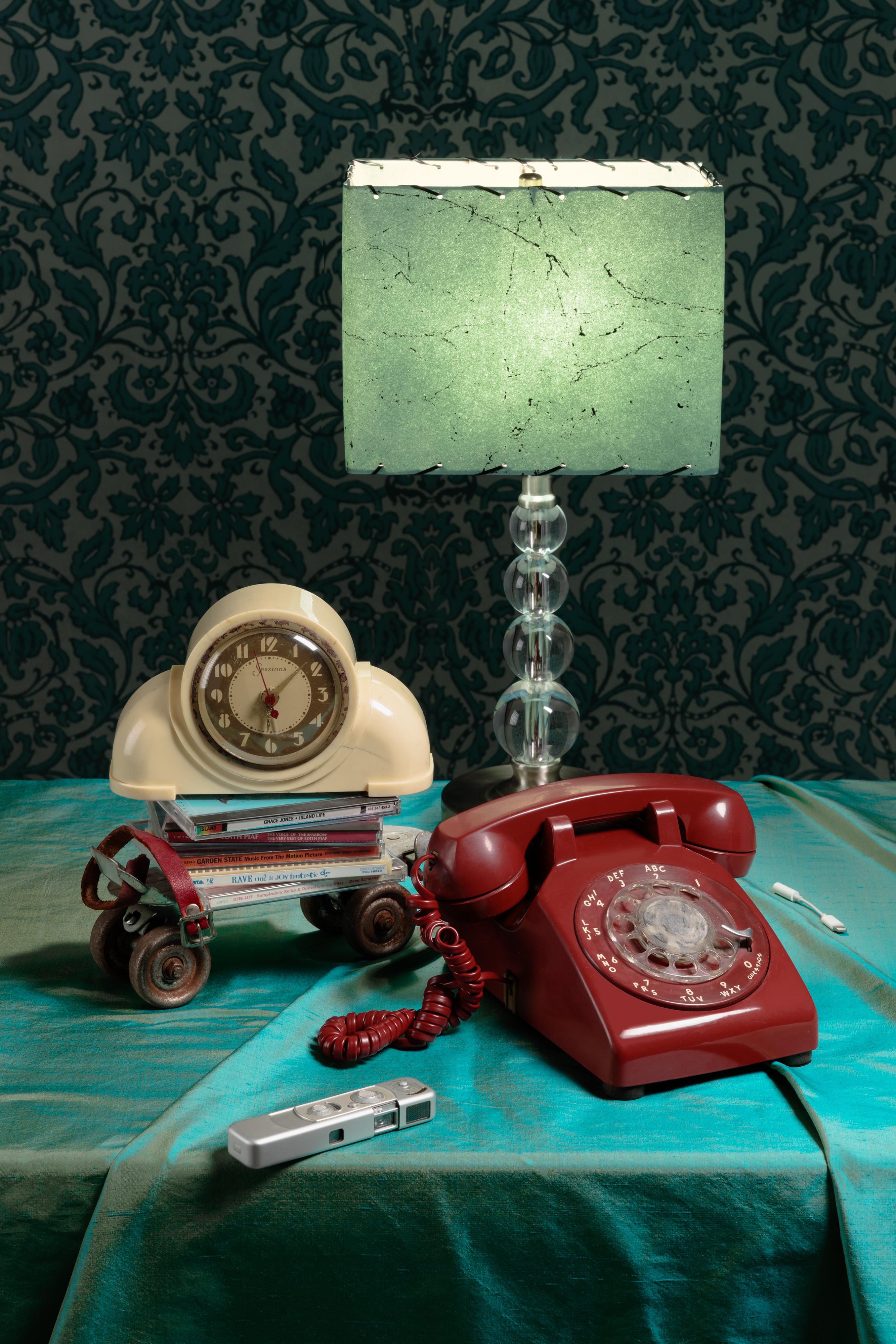 Jeanette May Still-Life Print – Zeitgenössisches Stillleben mit Spy Camera-Stillleben-Foto mit Art-déco-Uhr